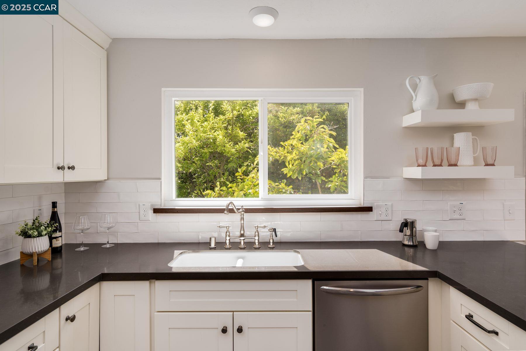 Detail Gallery Image 13 of 40 For 3686 Redwood Road, Oakland,  CA 94619 - 3 Beds | 2/1 Baths