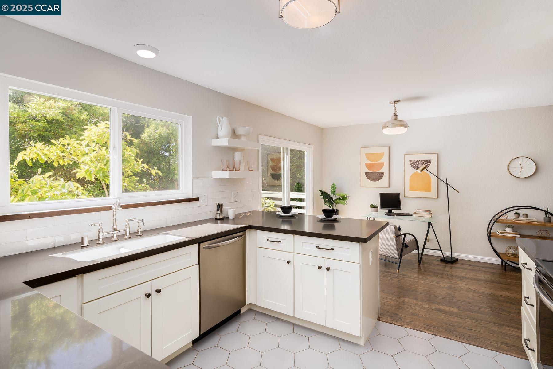 Detail Gallery Image 15 of 40 For 3686 Redwood Road, Oakland,  CA 94619 - 3 Beds | 2/1 Baths
