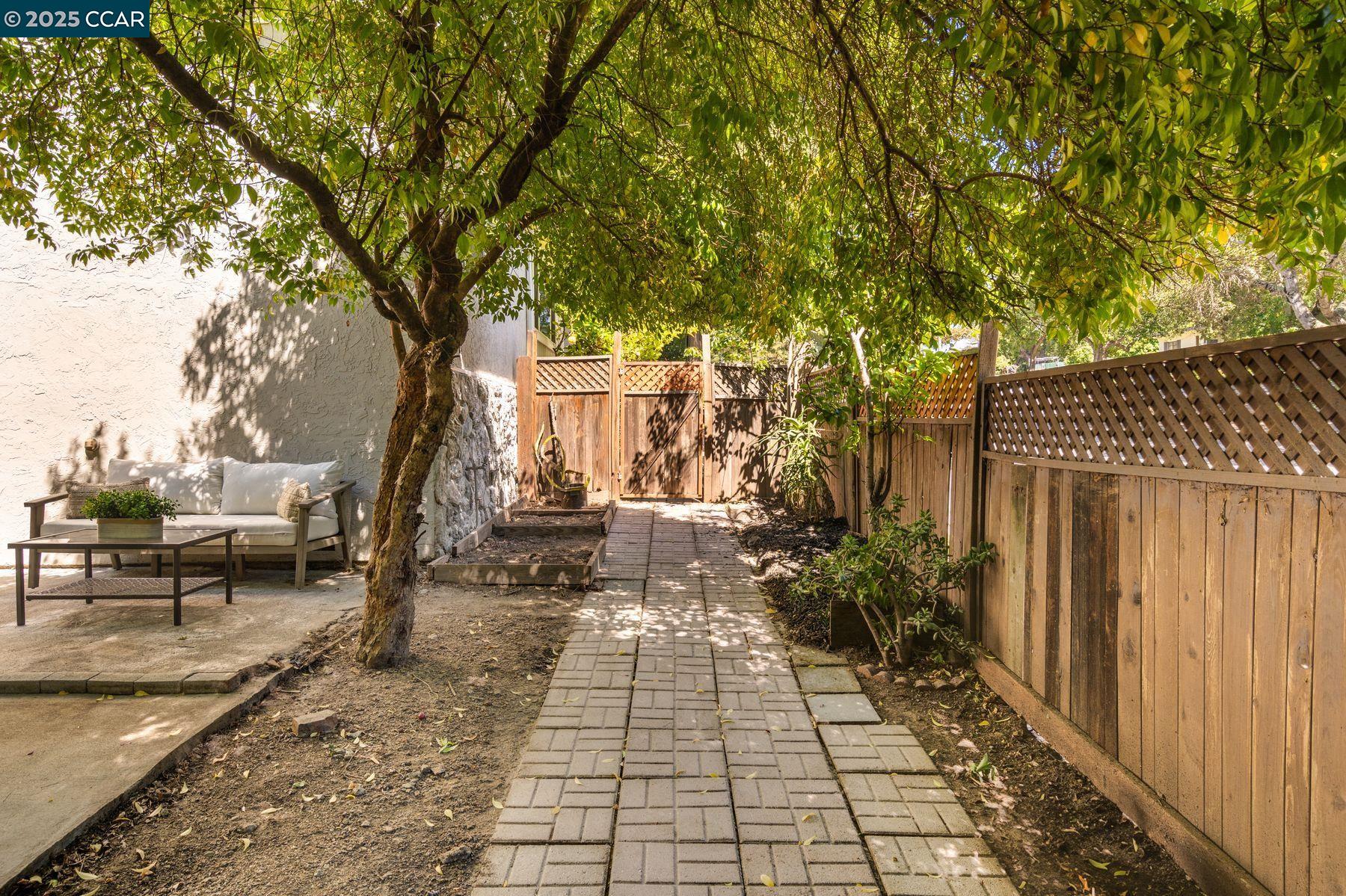 Detail Gallery Image 36 of 40 For 3686 Redwood Road, Oakland,  CA 94619 - 3 Beds | 2/1 Baths