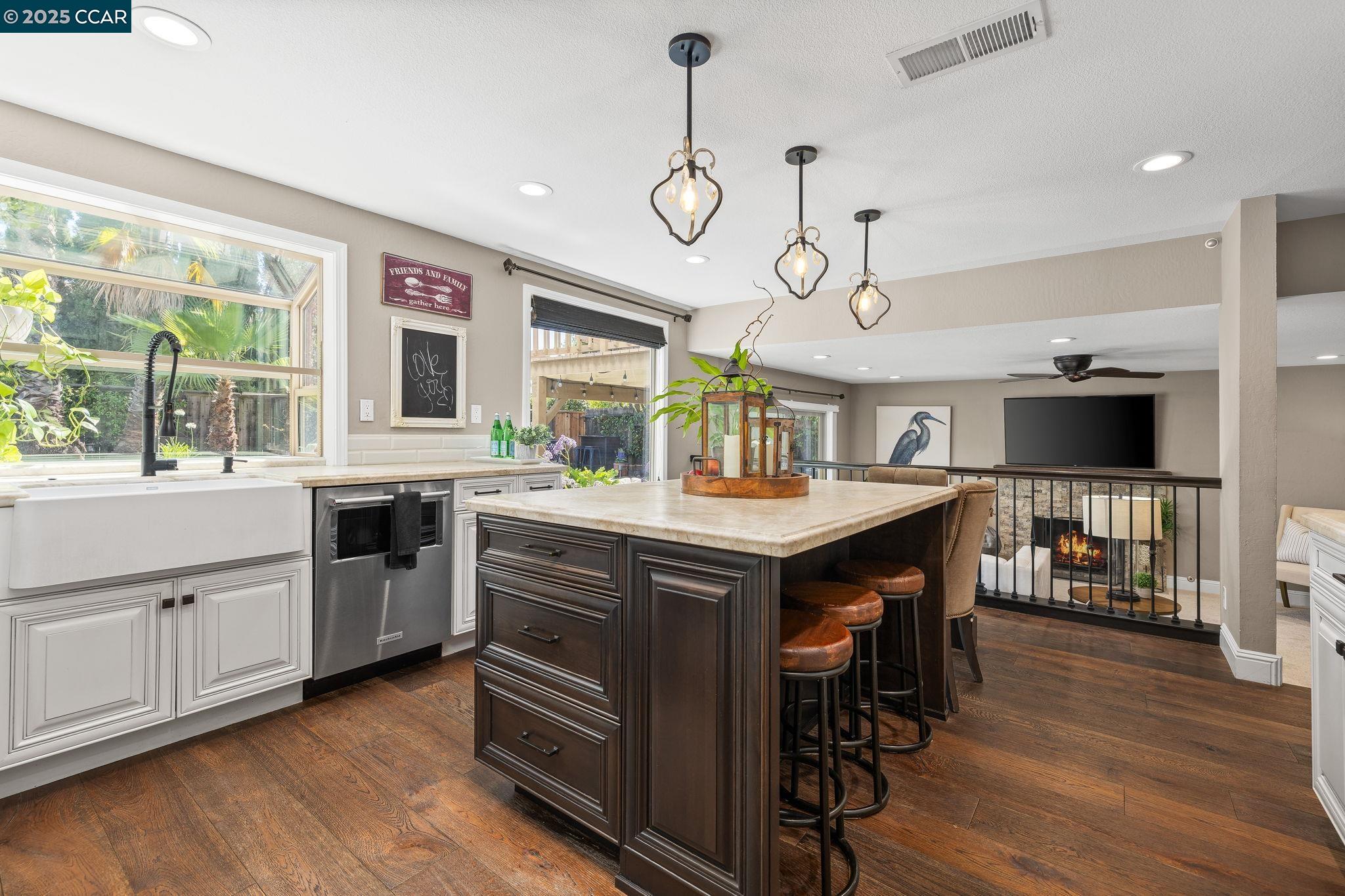 Detail Gallery Image 6 of 30 For 1230 Golden Springs Ln, Concord,  CA 94521 - 4 Beds | 2/1 Baths
