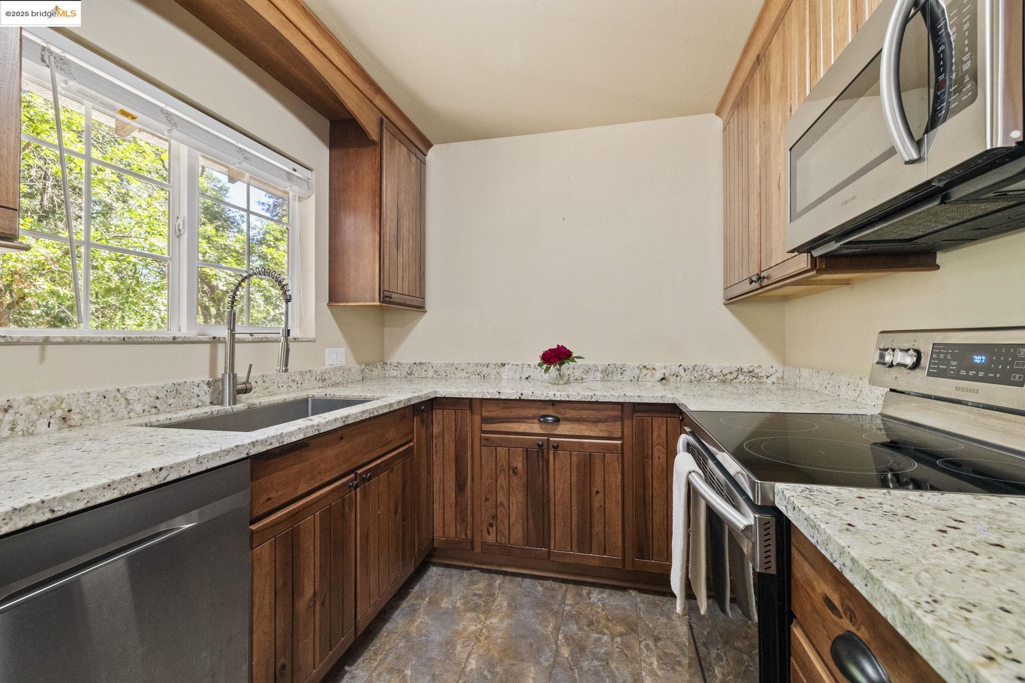 Detail Gallery Image 6 of 30 For 22977 Hawk Ln, Twain Harte,  CA 95383 - 2 Beds | 2 Baths