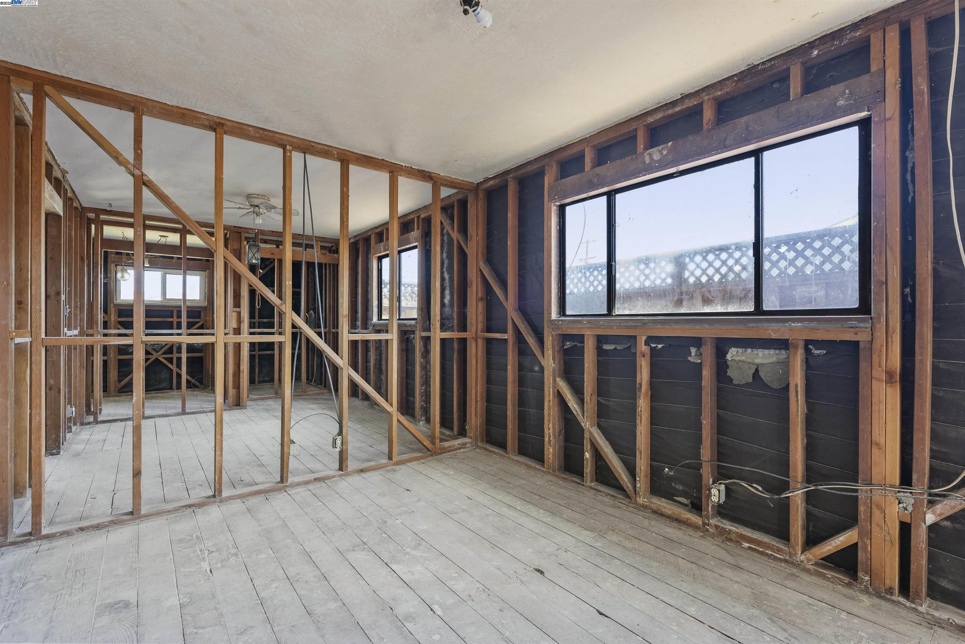 Detail Gallery Image 14 of 26 For 1456 via Hermana, San Lorenzo,  CA 94580 - 3 Beds | 2 Baths