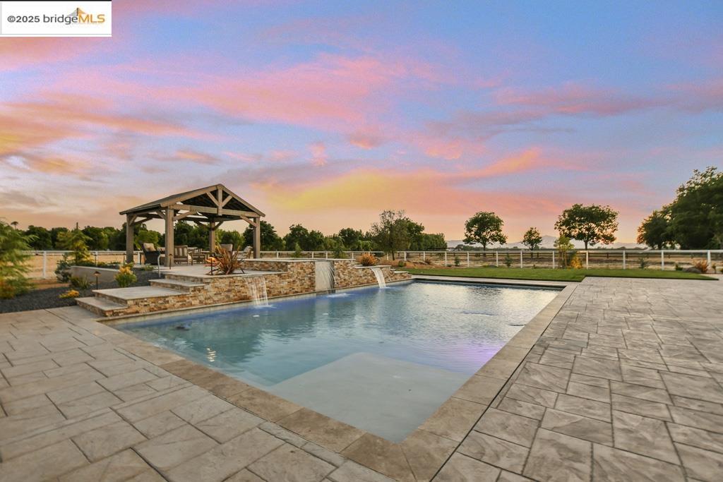 Detail Gallery Image 8 of 58 For 430 Ellisa Ln, Brentwood,  CA 94513 - 4 Beds | 5/1 Baths