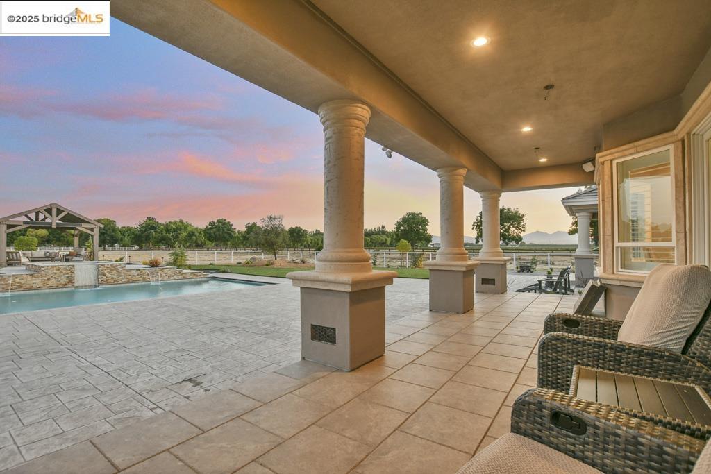 Detail Gallery Image 9 of 58 For 430 Ellisa Ln, Brentwood,  CA 94513 - 4 Beds | 5/1 Baths