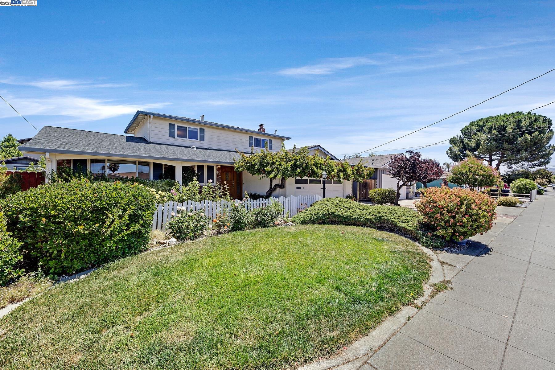 Detail Gallery Image 2 of 32 For 426 El Caminito, Livermore,  CA 94550 - 4 Beds | 2 Baths