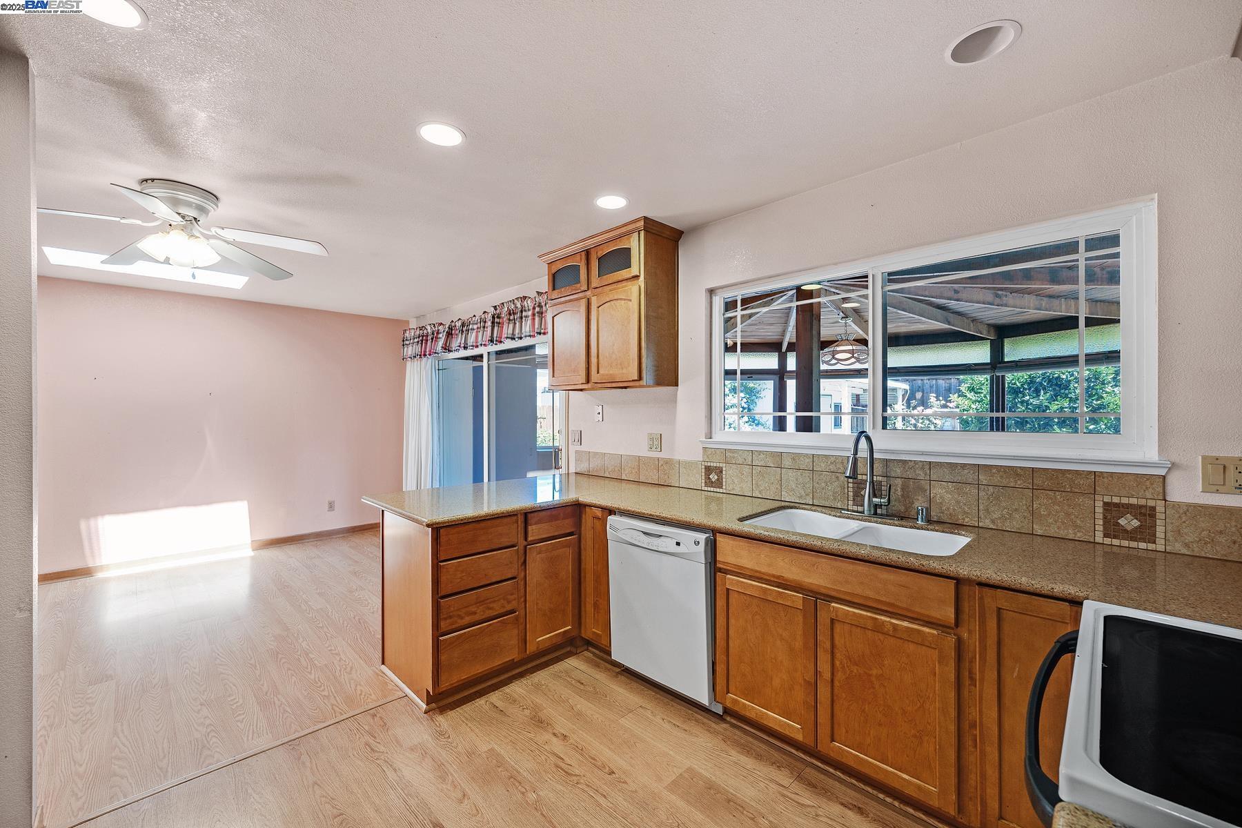 Detail Gallery Image 8 of 32 For 426 El Caminito, Livermore,  CA 94550 - 4 Beds | 2 Baths