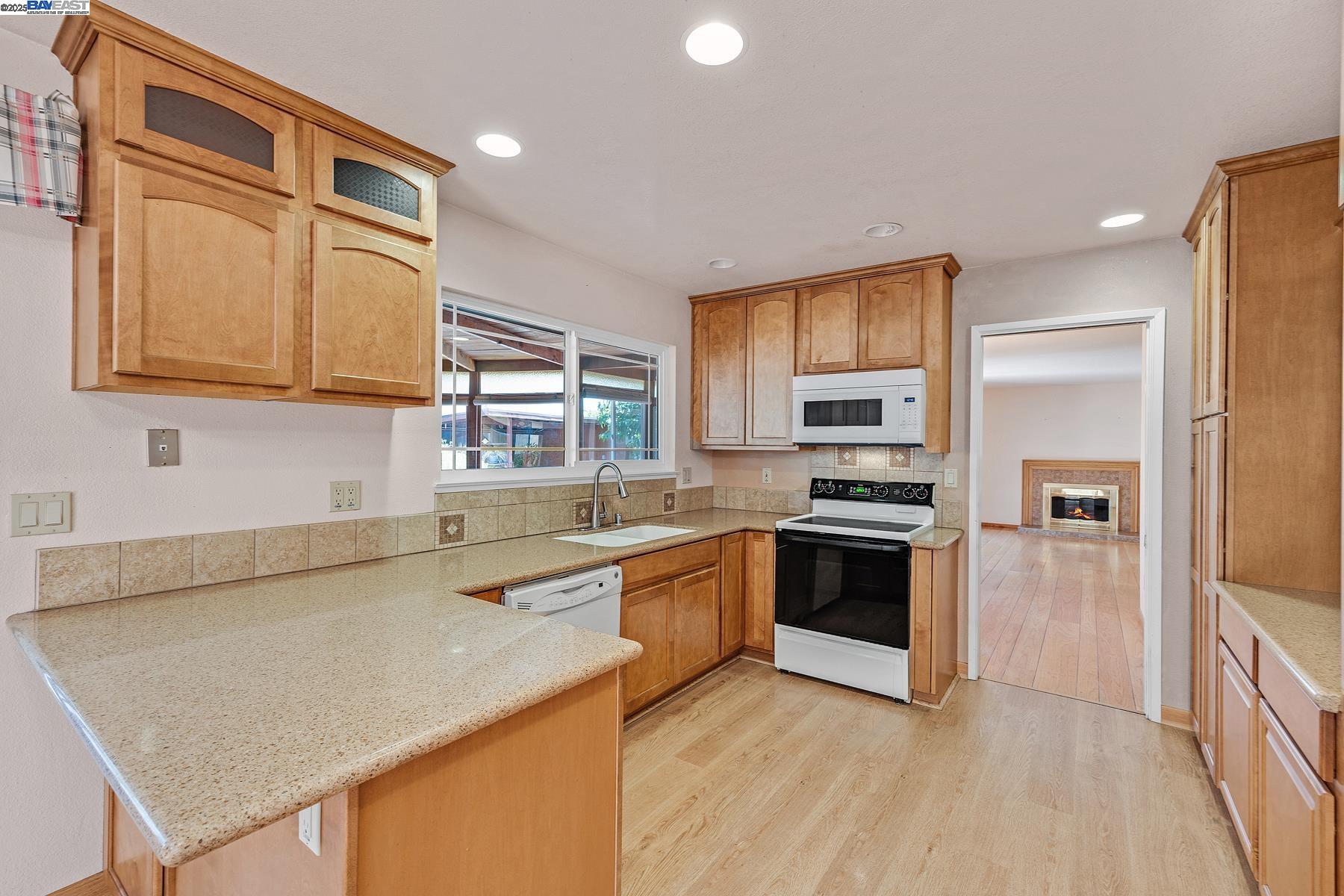Detail Gallery Image 9 of 32 For 426 El Caminito, Livermore,  CA 94550 - 4 Beds | 2 Baths