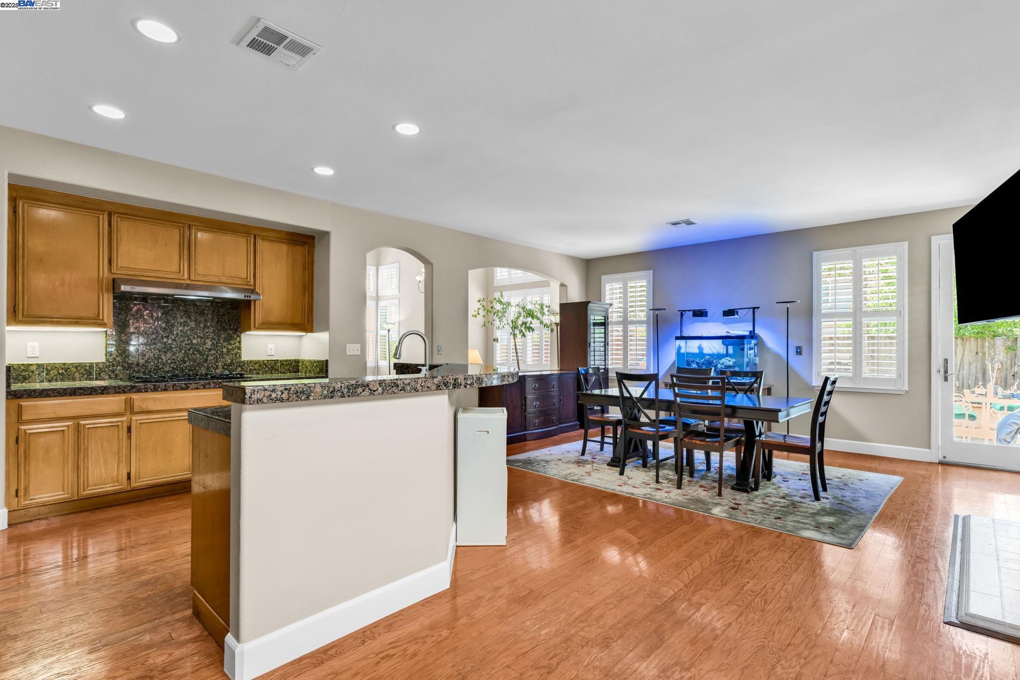 Detail Gallery Image 13 of 48 For 7450 Villareal Dr, Castro Valley,  CA 94552 - 5 Beds | 3 Baths