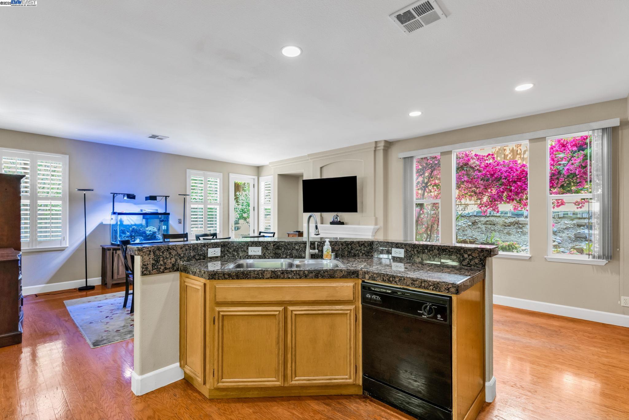 Detail Gallery Image 14 of 48 For 7450 Villareal Dr, Castro Valley,  CA 94552 - 5 Beds | 3 Baths