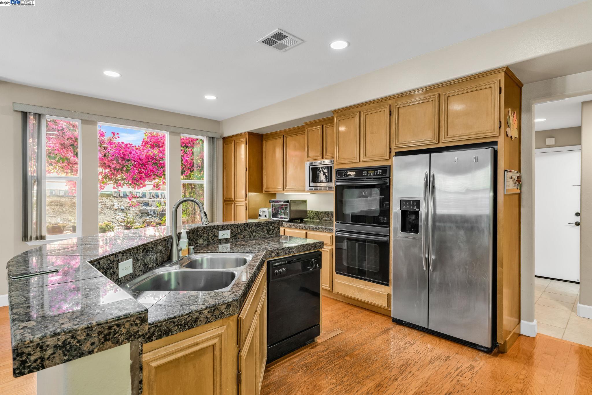 Detail Gallery Image 15 of 48 For 7450 Villareal Dr, Castro Valley,  CA 94552 - 5 Beds | 3 Baths