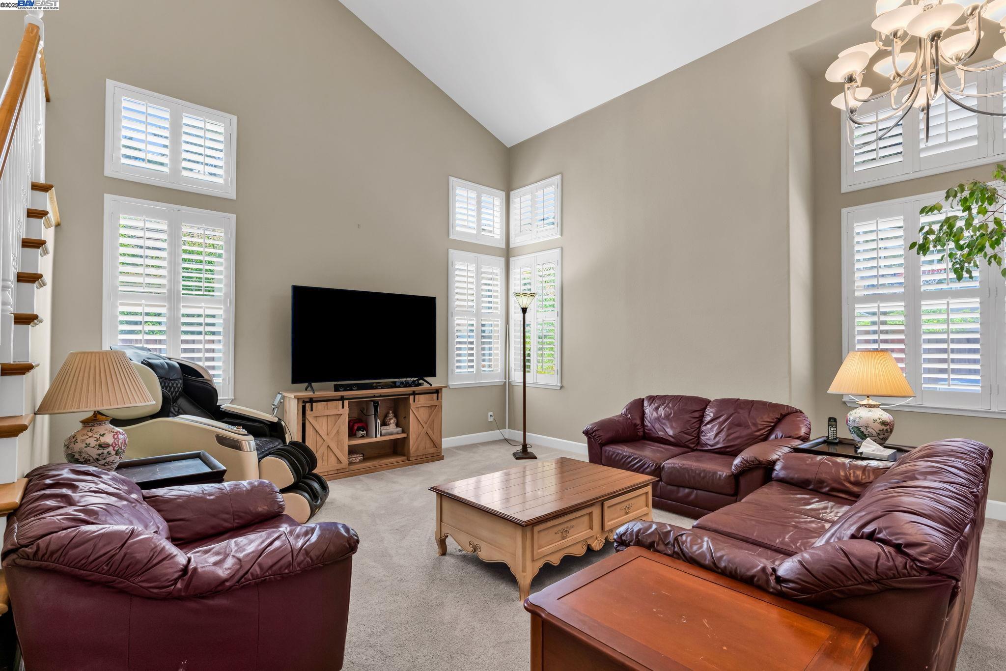 Detail Gallery Image 5 of 48 For 7450 Villareal Dr, Castro Valley,  CA 94552 - 5 Beds | 3 Baths