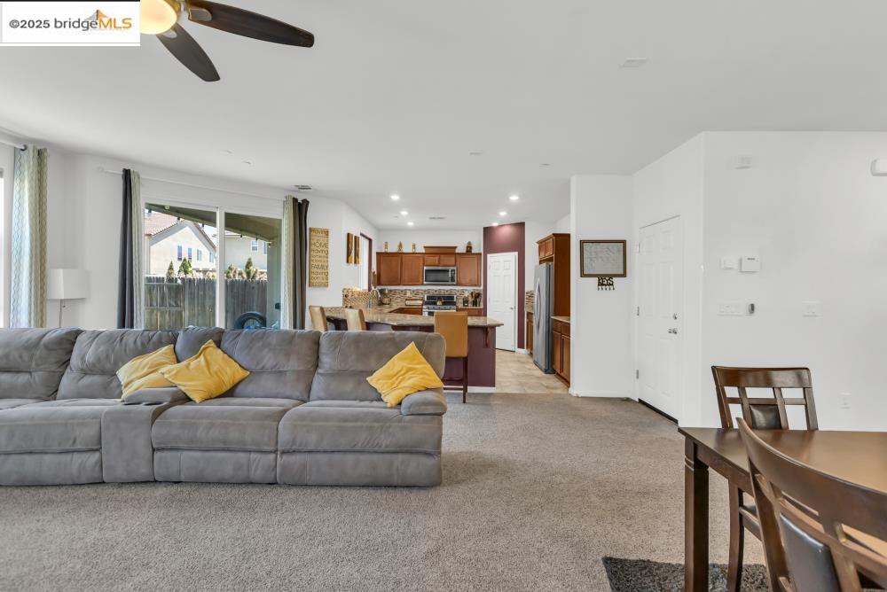 Detail Gallery Image 13 of 56 For 5313 Pebble Banks Way, Sacramento,  CA 95835 - 3 Beds | 2/1 Baths