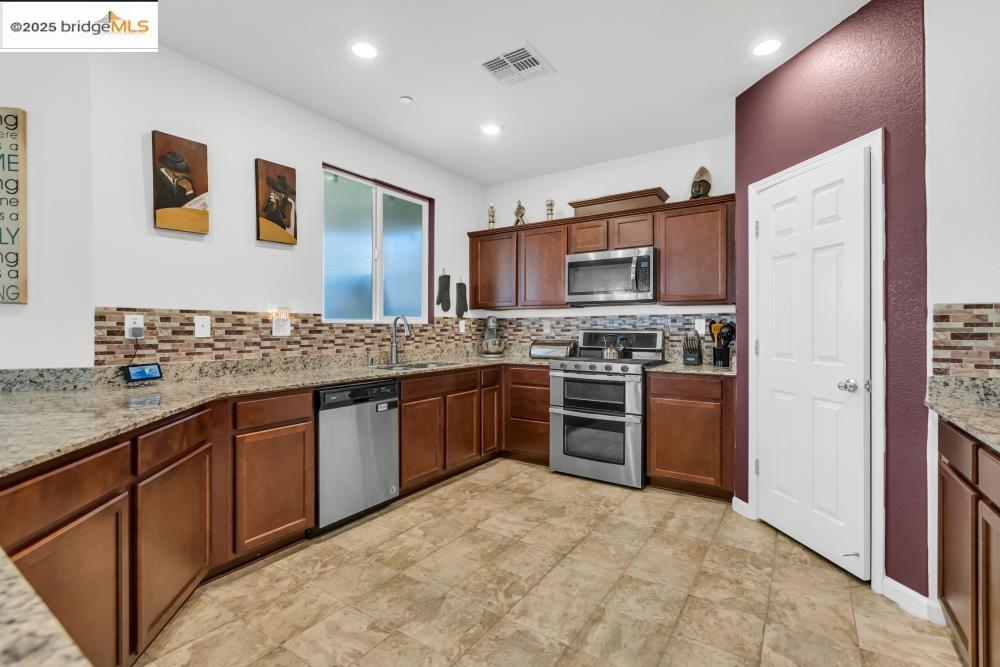 Detail Gallery Image 15 of 56 For 5313 Pebble Banks Way, Sacramento,  CA 95835 - 3 Beds | 2/1 Baths