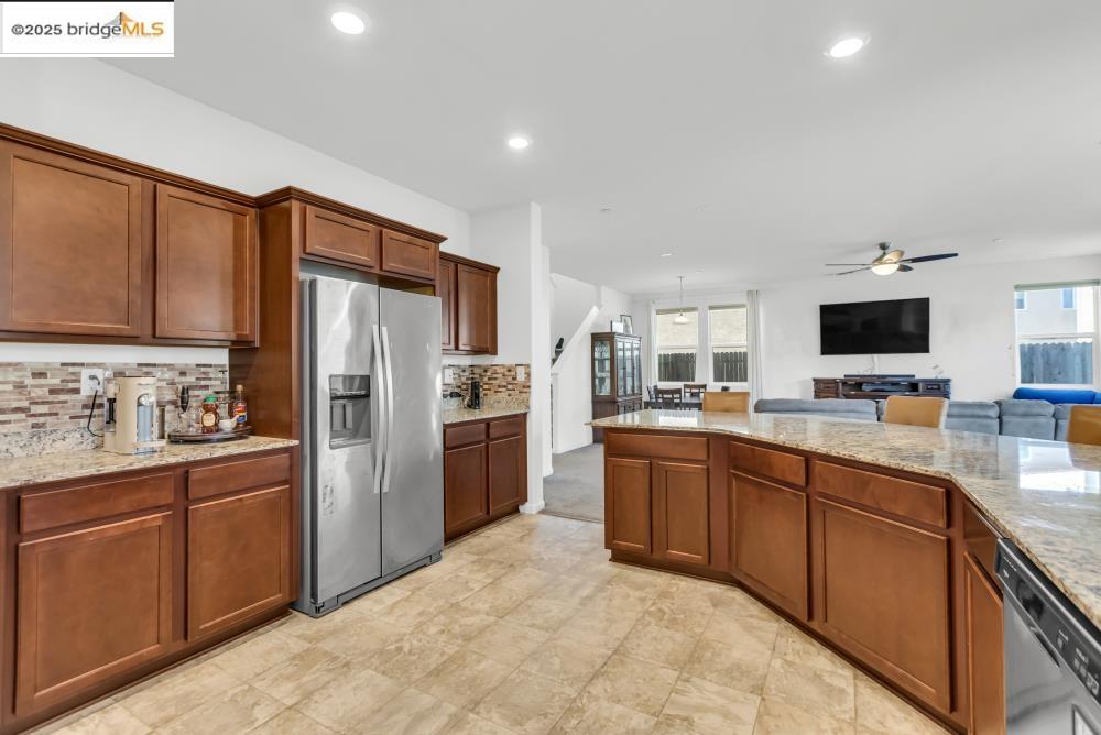 Detail Gallery Image 16 of 56 For 5313 Pebble Banks Way, Sacramento,  CA 95835 - 3 Beds | 2/1 Baths