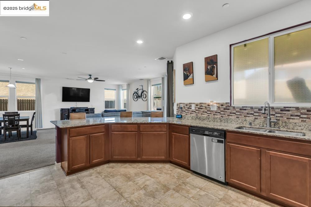 Detail Gallery Image 17 of 56 For 5313 Pebble Banks Way, Sacramento,  CA 95835 - 3 Beds | 2/1 Baths