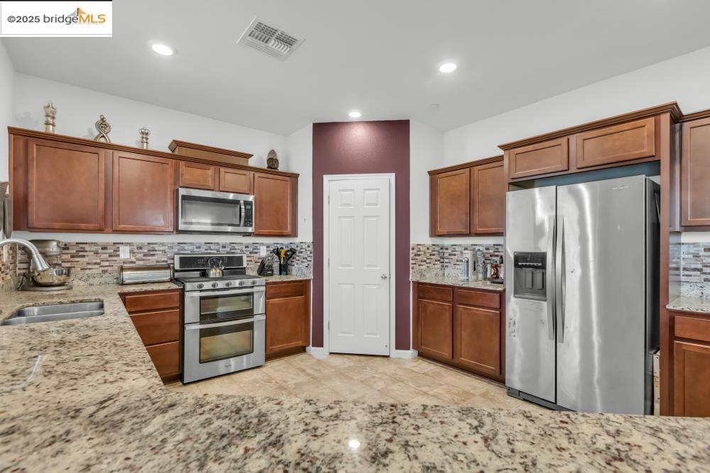 Detail Gallery Image 18 of 56 For 5313 Pebble Banks Way, Sacramento,  CA 95835 - 3 Beds | 2/1 Baths