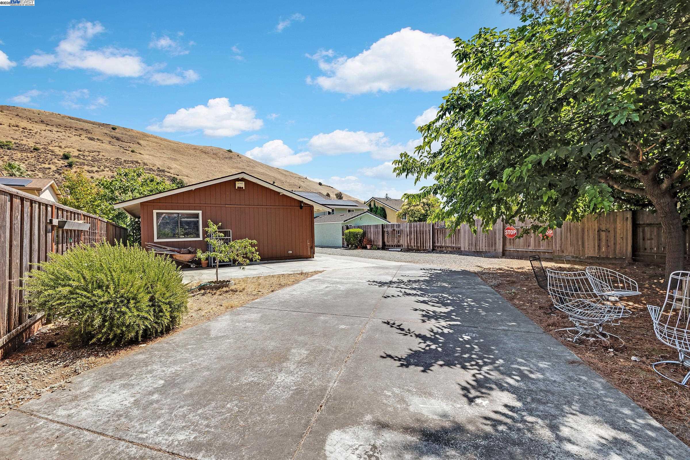 Detail Gallery Image 5 of 38 For 36055 Easterday Way, Fremont,  CA 94536 - 3 Beds | 2 Baths
