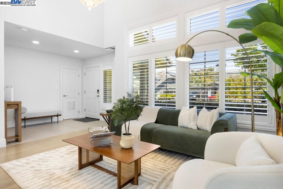 Detail Gallery Image 3 of 49 For 21 Ross Rd, Alameda,  CA 94502 - 3 Beds | 3/1 Baths