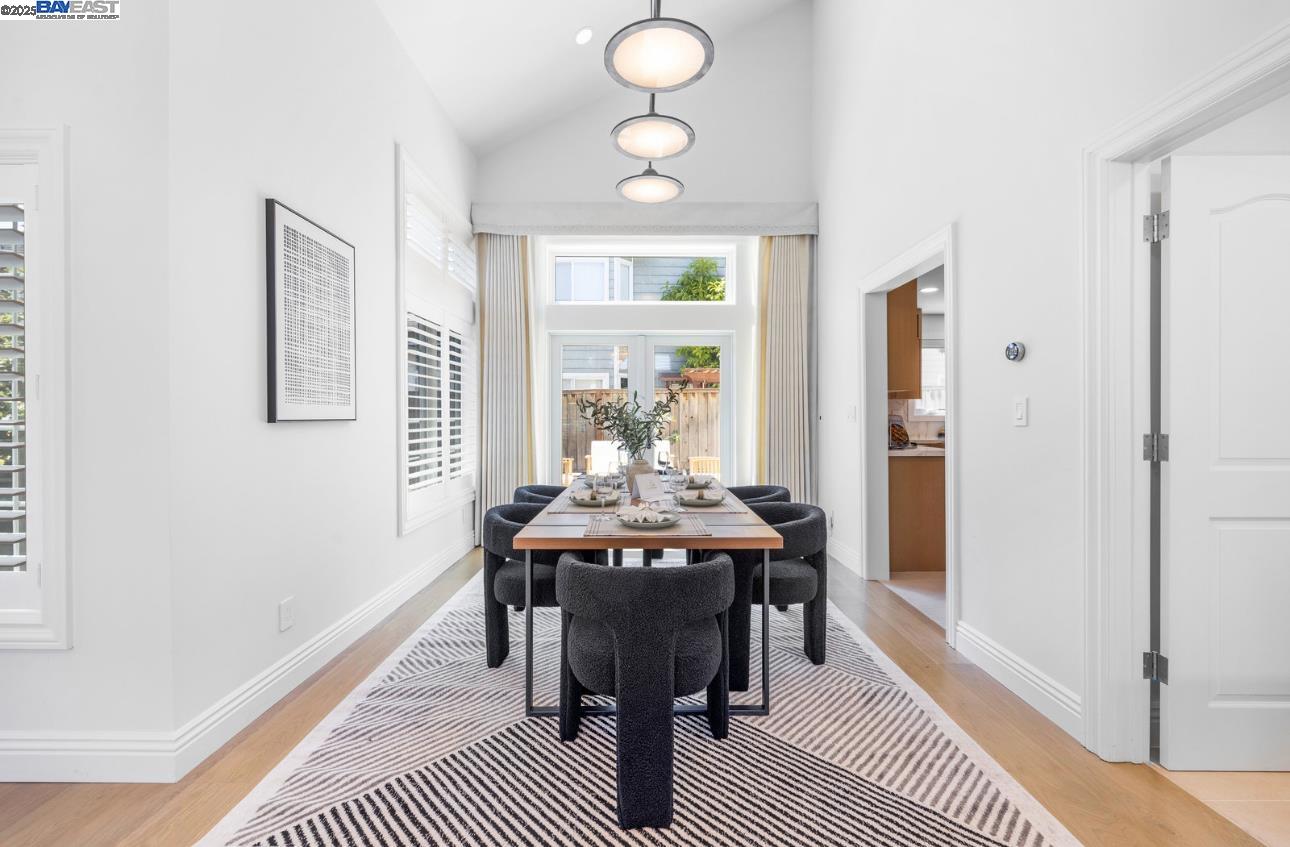 Detail Gallery Image 5 of 49 For 21 Ross Rd, Alameda,  CA 94502 - 3 Beds | 3/1 Baths