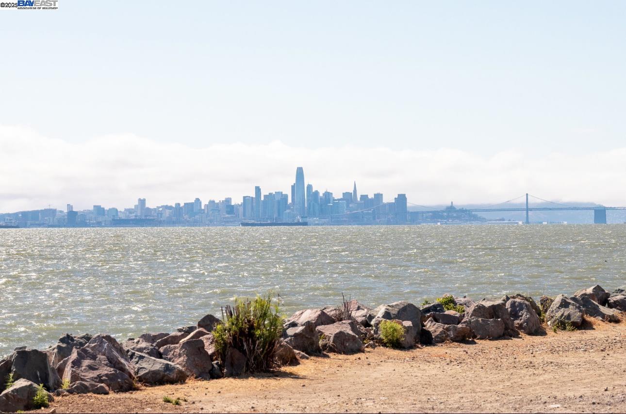 Detail Gallery Image 47 of 49 For 21 Ross Rd, Alameda,  CA 94502 - 3 Beds | 3/1 Baths