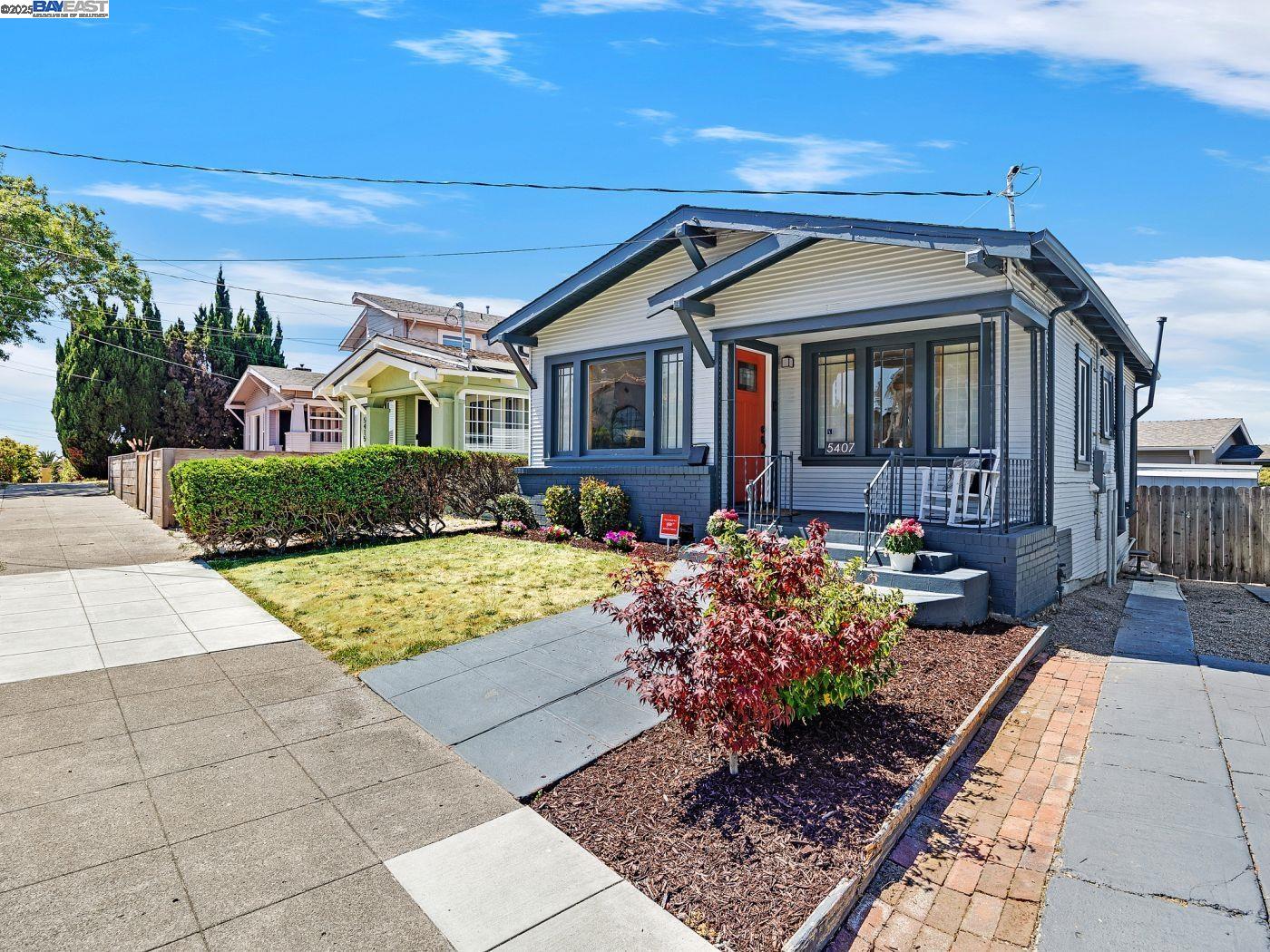 Detail Gallery Image 2 of 22 For 5407 Roberts Ave, Oakland,  CA 94619 - 2 Beds | 1 Baths