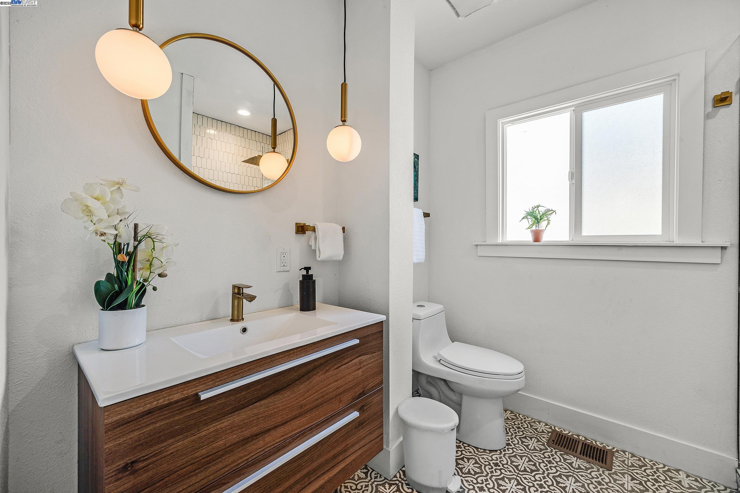 Detail Gallery Image 11 of 22 For 5407 Roberts Ave, Oakland,  CA 94619 - 2 Beds | 1 Baths
