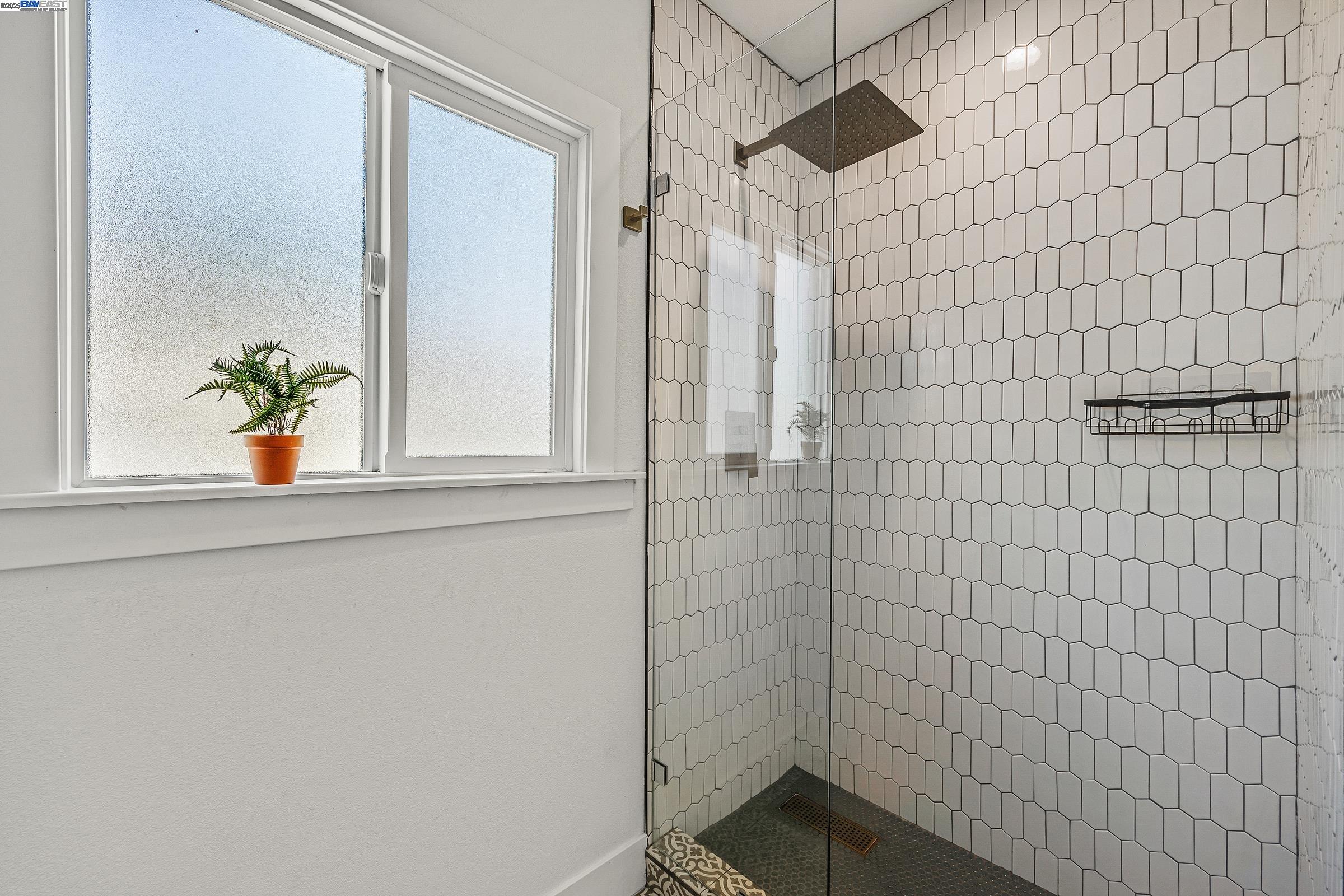 Detail Gallery Image 12 of 22 For 5407 Roberts Ave, Oakland,  CA 94619 - 2 Beds | 1 Baths