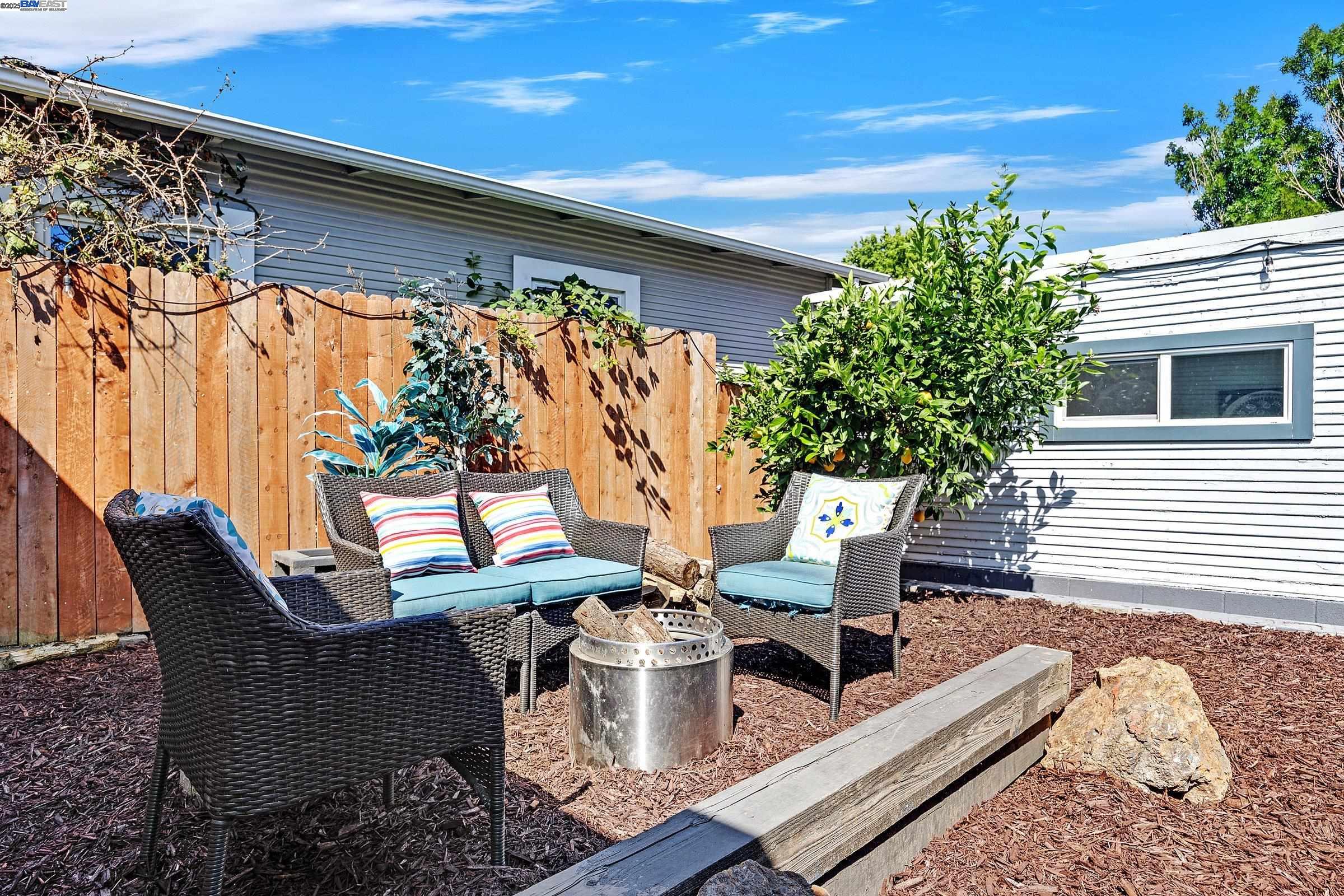 Detail Gallery Image 16 of 22 For 5407 Roberts Ave, Oakland,  CA 94619 - 2 Beds | 1 Baths