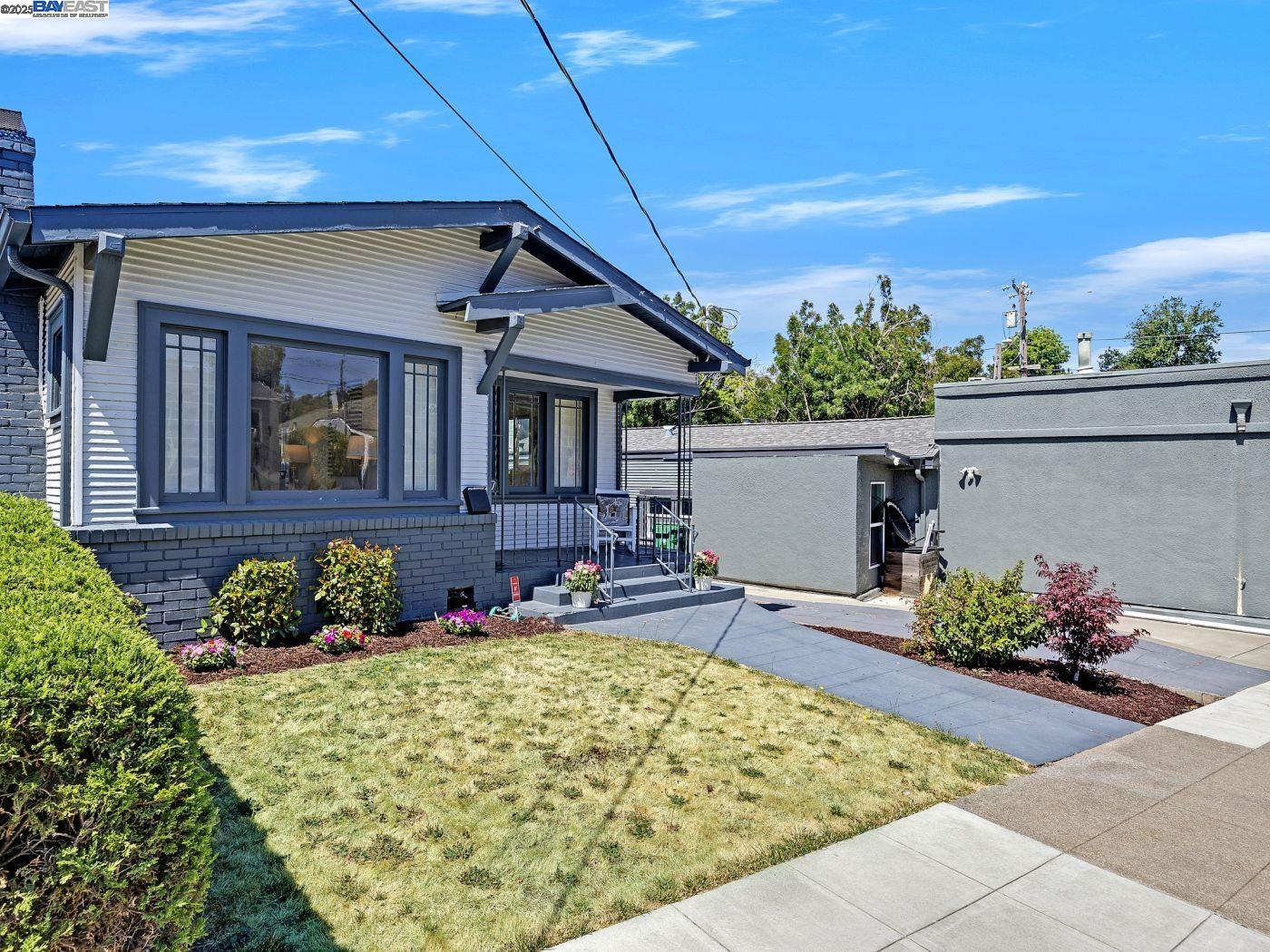 Detail Gallery Image 3 of 22 For 5407 Roberts Ave, Oakland,  CA 94619 - 2 Beds | 1 Baths