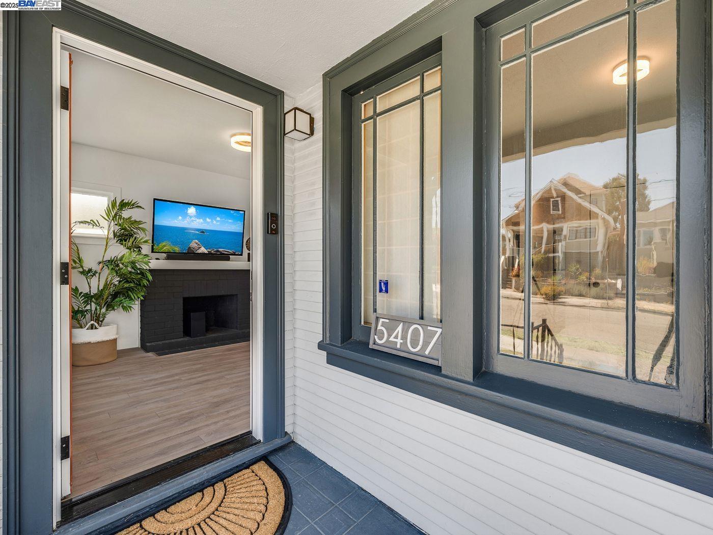 Detail Gallery Image 4 of 22 For 5407 Roberts Ave, Oakland,  CA 94619 - 2 Beds | 1 Baths