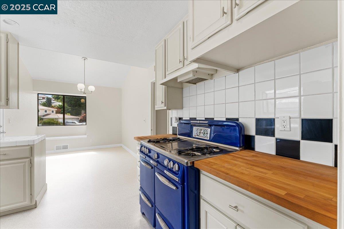 Detail Gallery Image 16 of 60 For 17 Powder Bowl Ct, Richmond,  CA 94803 - 4 Beds | 2/1 Baths