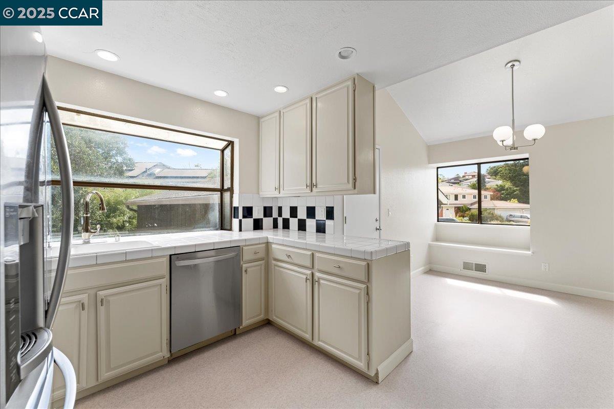 Detail Gallery Image 17 of 60 For 17 Powder Bowl Ct, Richmond,  CA 94803 - 4 Beds | 2/1 Baths