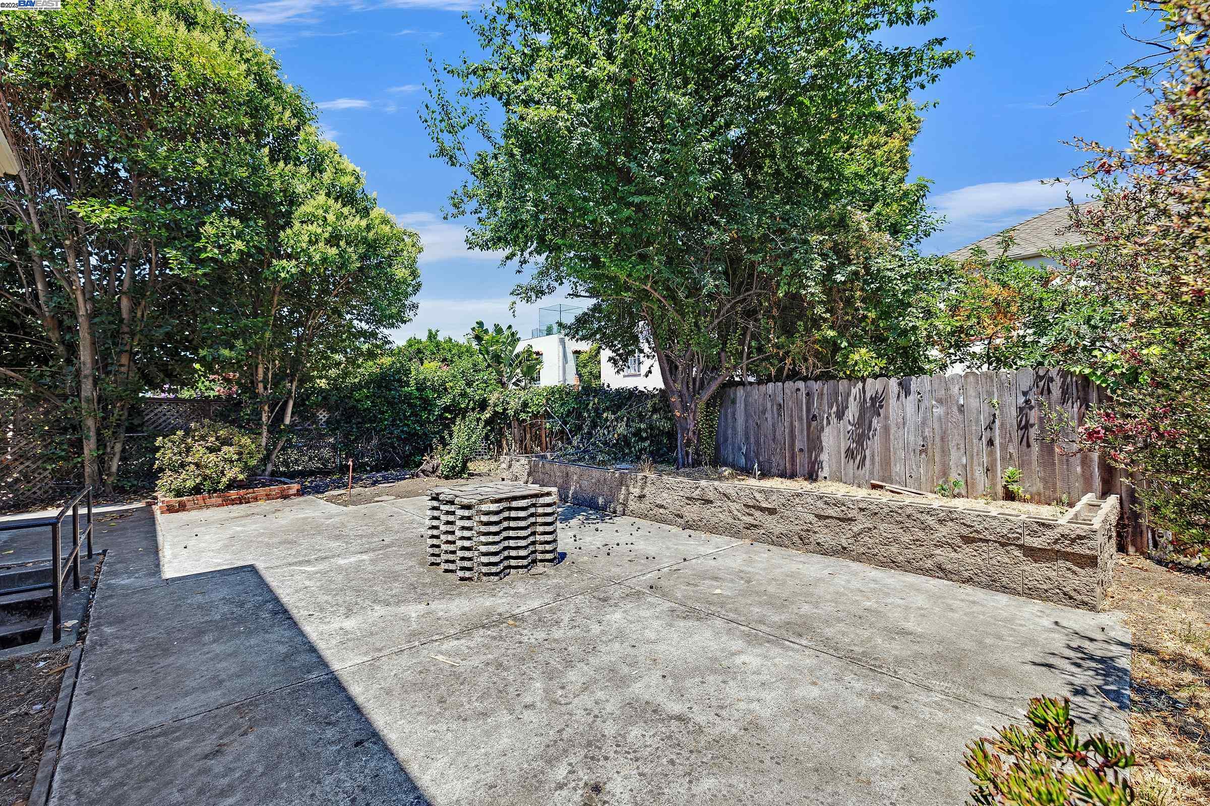 Detail Gallery Image 3 of 34 For 540 57th St., Oakland,  CA 94609 - 3 Beds | 1 Baths