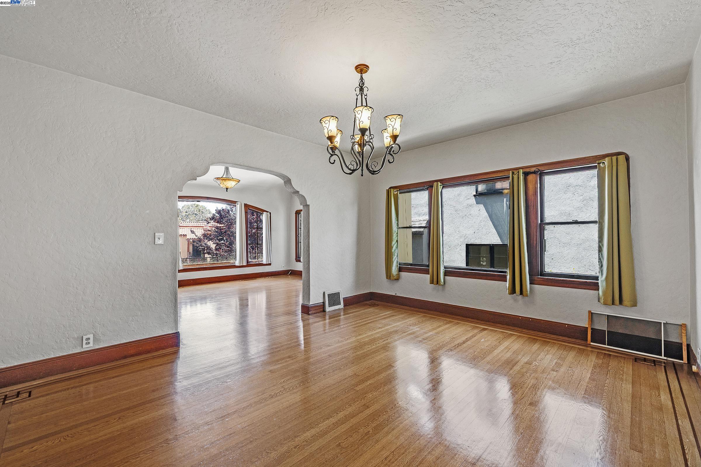 Detail Gallery Image 27 of 34 For 540 57th St., Oakland,  CA 94609 - 3 Beds | 1 Baths