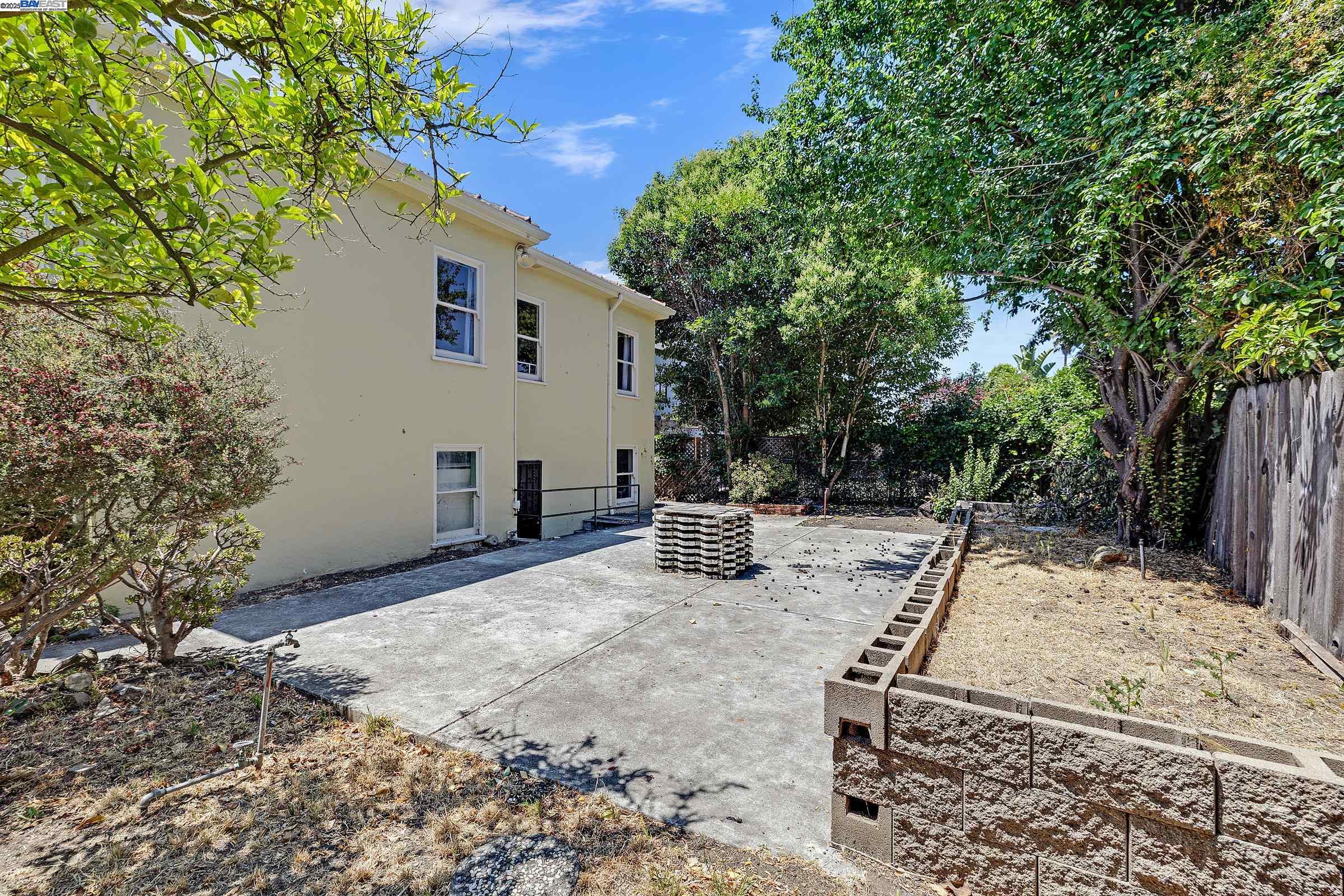 Detail Gallery Image 4 of 34 For 540 57th St., Oakland,  CA 94609 - 3 Beds | 1 Baths
