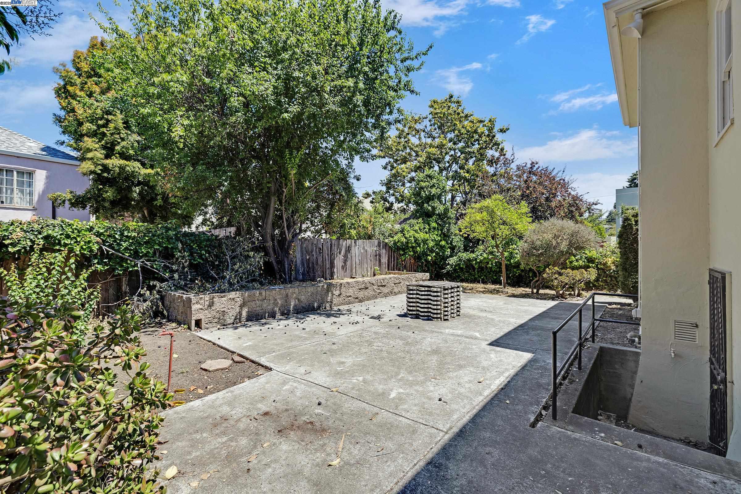 Detail Gallery Image 5 of 34 For 540 57th St., Oakland,  CA 94609 - 3 Beds | 1 Baths
