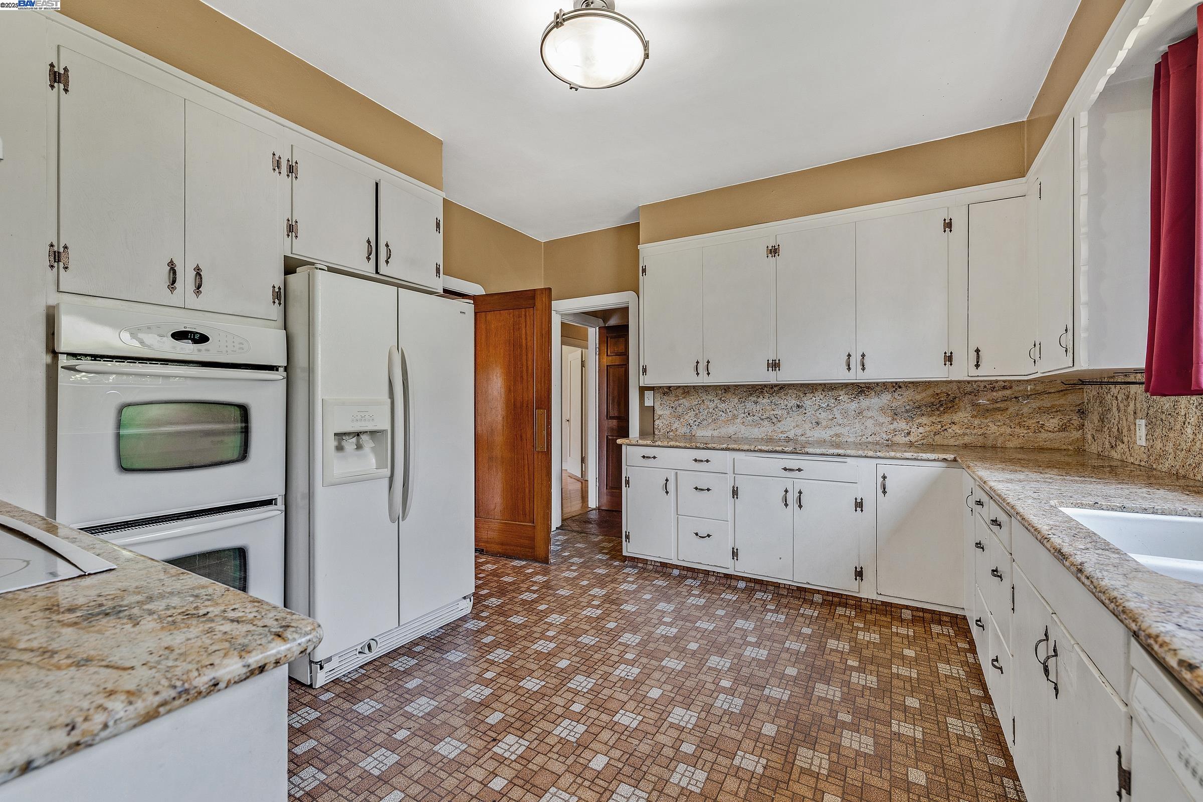 Detail Gallery Image 8 of 34 For 540 57th St., Oakland,  CA 94609 - 3 Beds | 1 Baths