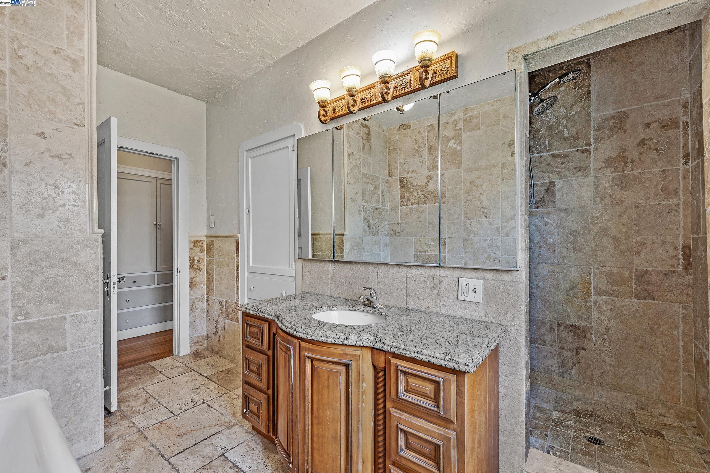 Detail Gallery Image 10 of 34 For 540 57th St., Oakland,  CA 94609 - 3 Beds | 1 Baths