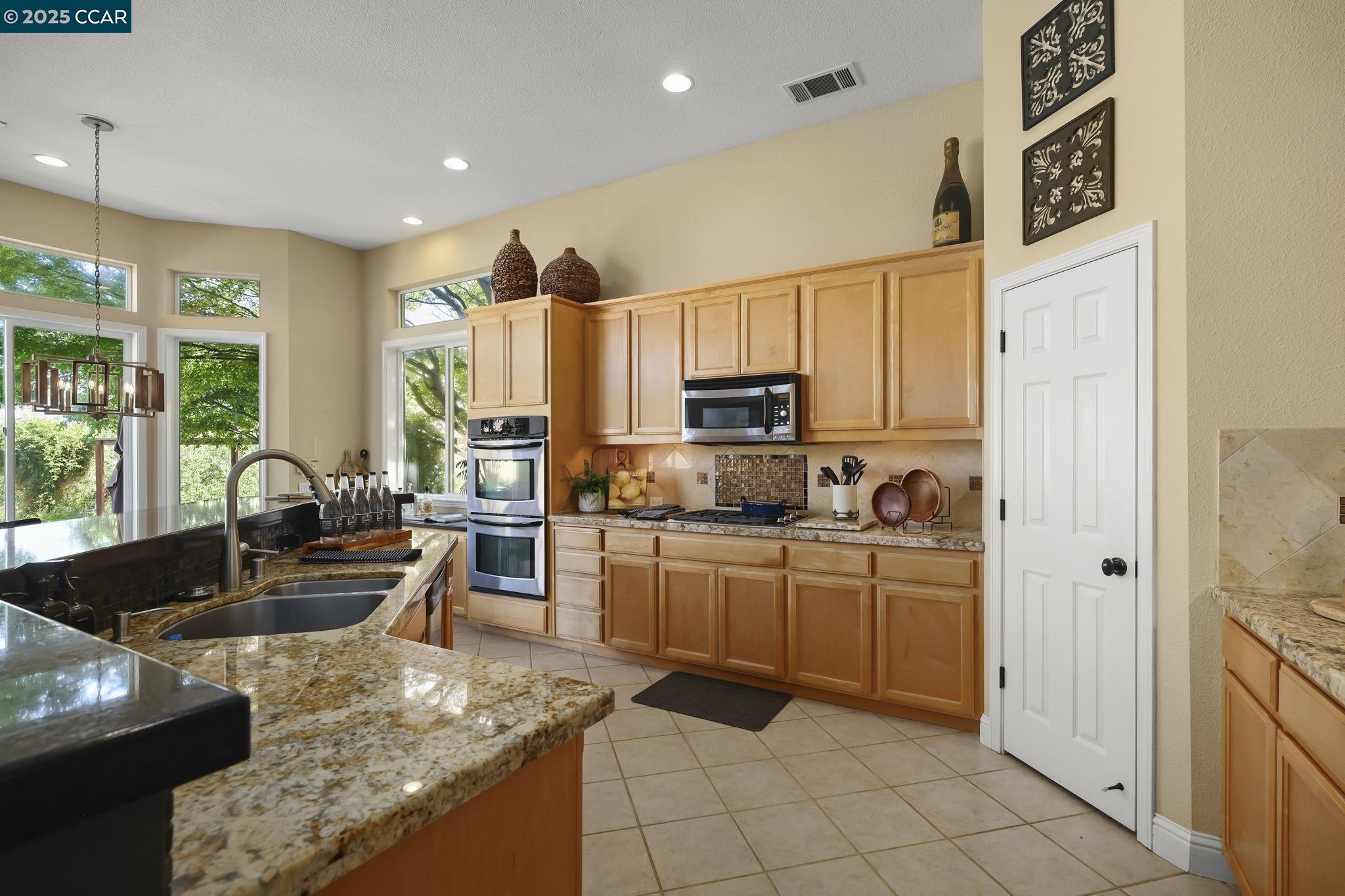 Detail Gallery Image 16 of 60 For 5351 Aspenwood Ct, Concord,  CA 94521 - 4 Beds | 3/1 Baths