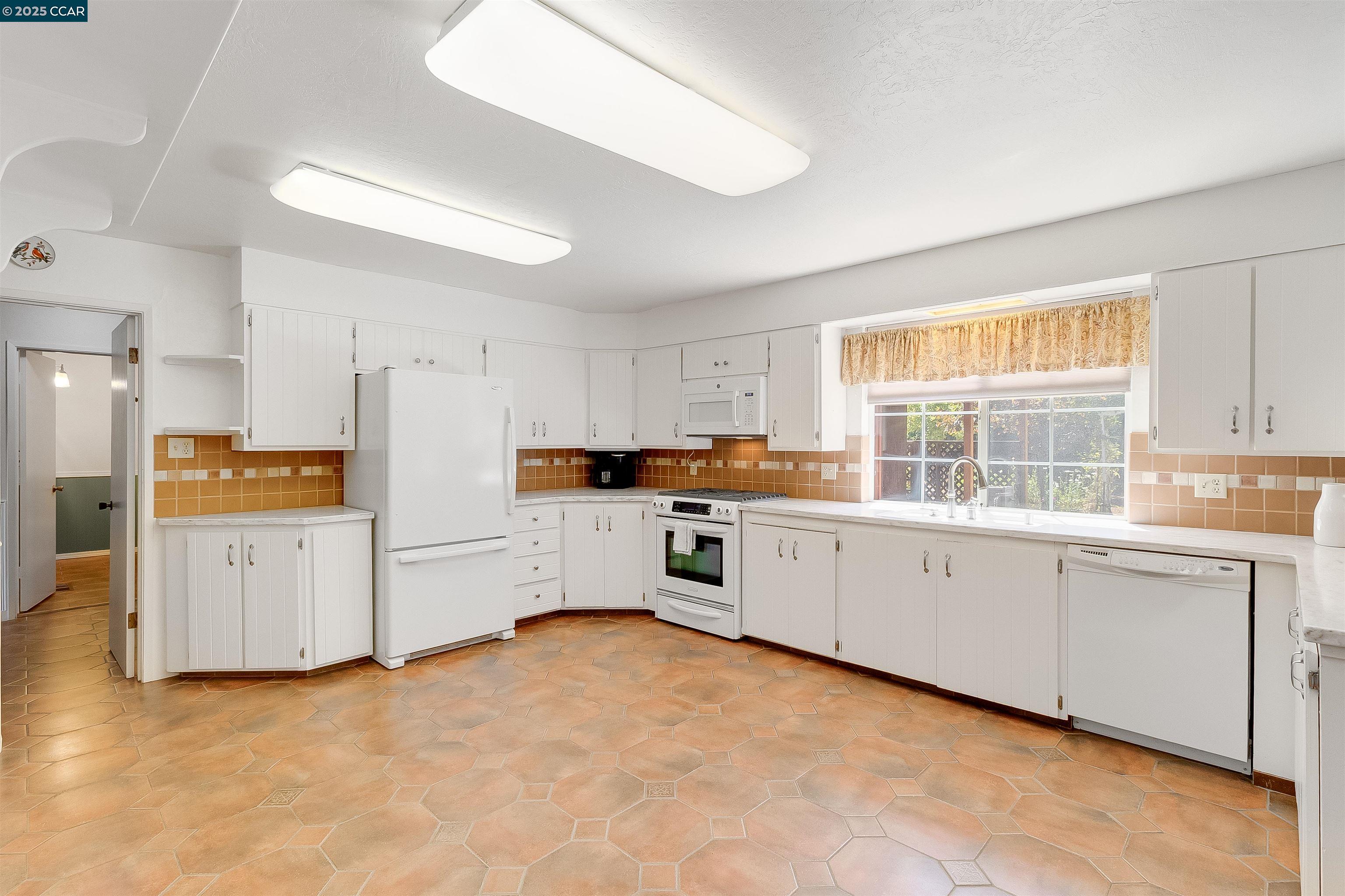 Detail Gallery Image 12 of 60 For 1878 Denkinger Rd, Concord,  CA 94521 - 4 Beds | 3/1 Baths