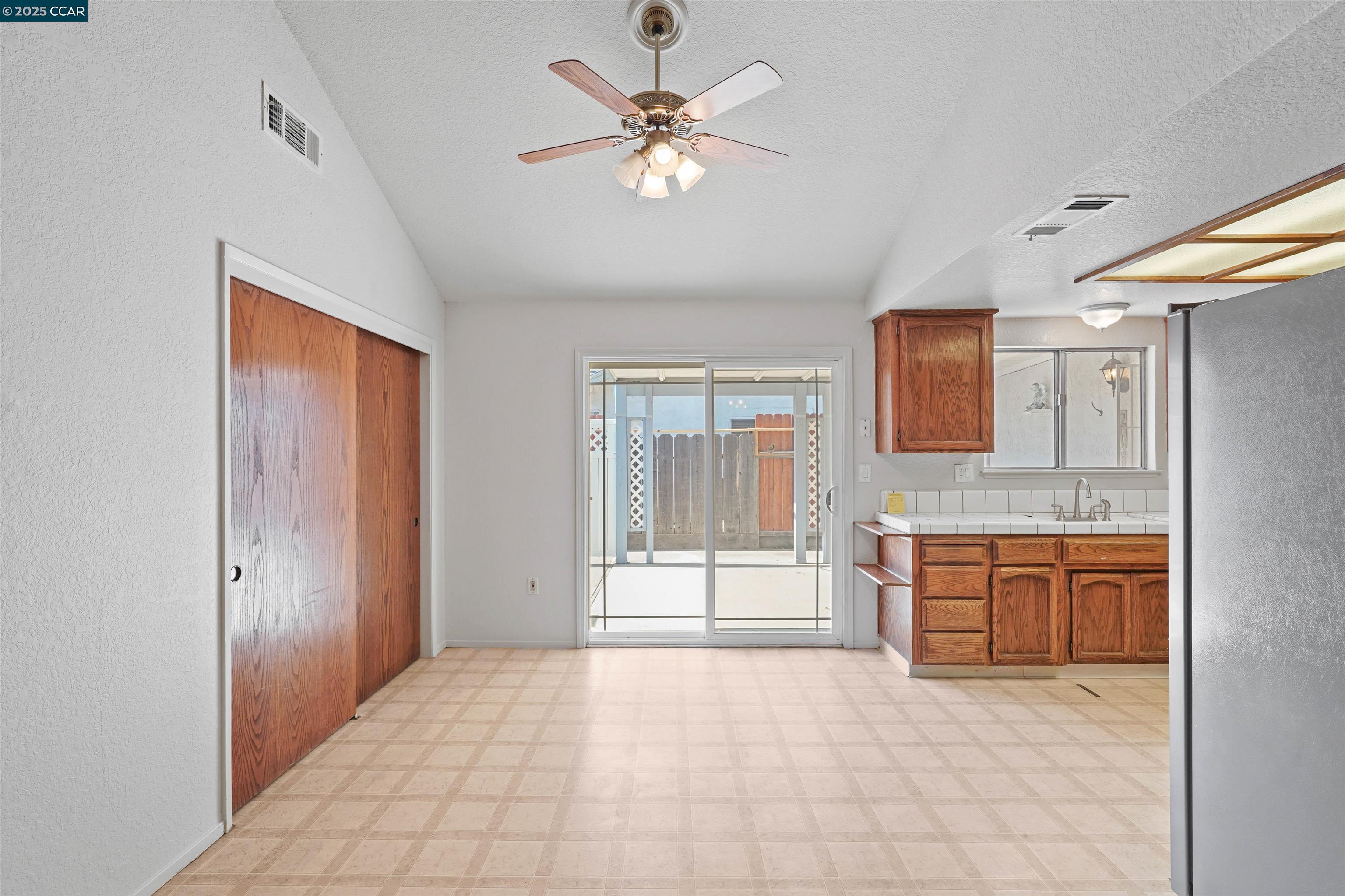 Detail Gallery Image 11 of 46 For 901 Mercy Ave, Modesto,  CA 95358-1470 - 3 Beds | 2 Baths