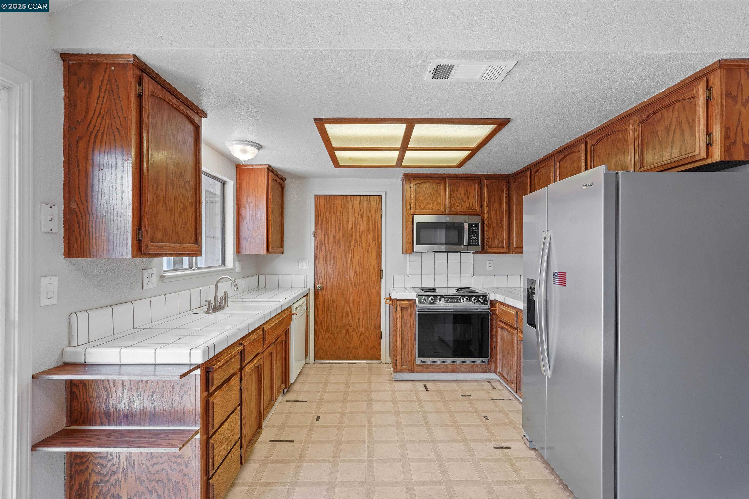 Detail Gallery Image 13 of 46 For 901 Mercy Ave, Modesto,  CA 95358-1470 - 3 Beds | 2 Baths