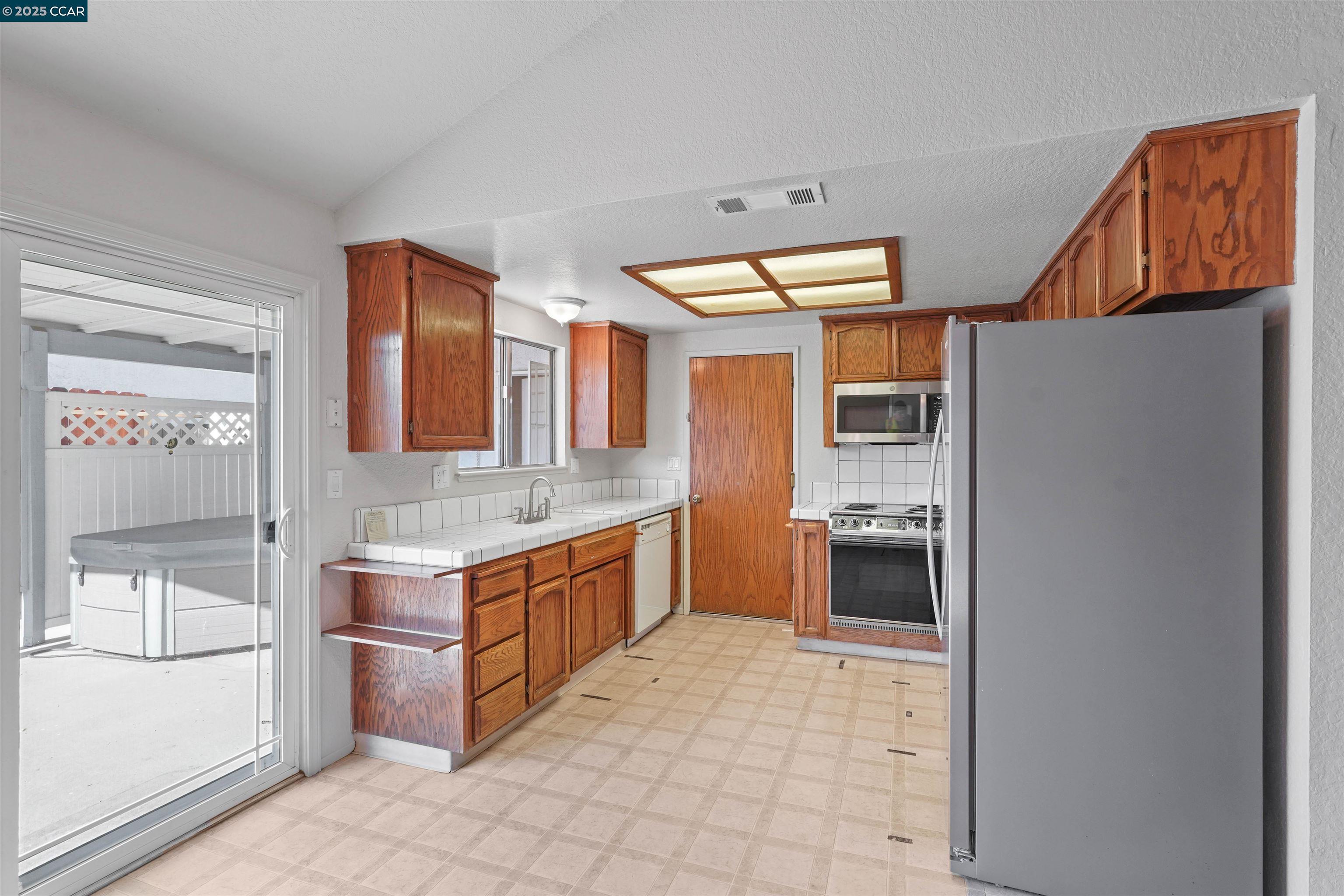 Detail Gallery Image 14 of 46 For 901 Mercy Ave, Modesto,  CA 95358-1470 - 3 Beds | 2 Baths