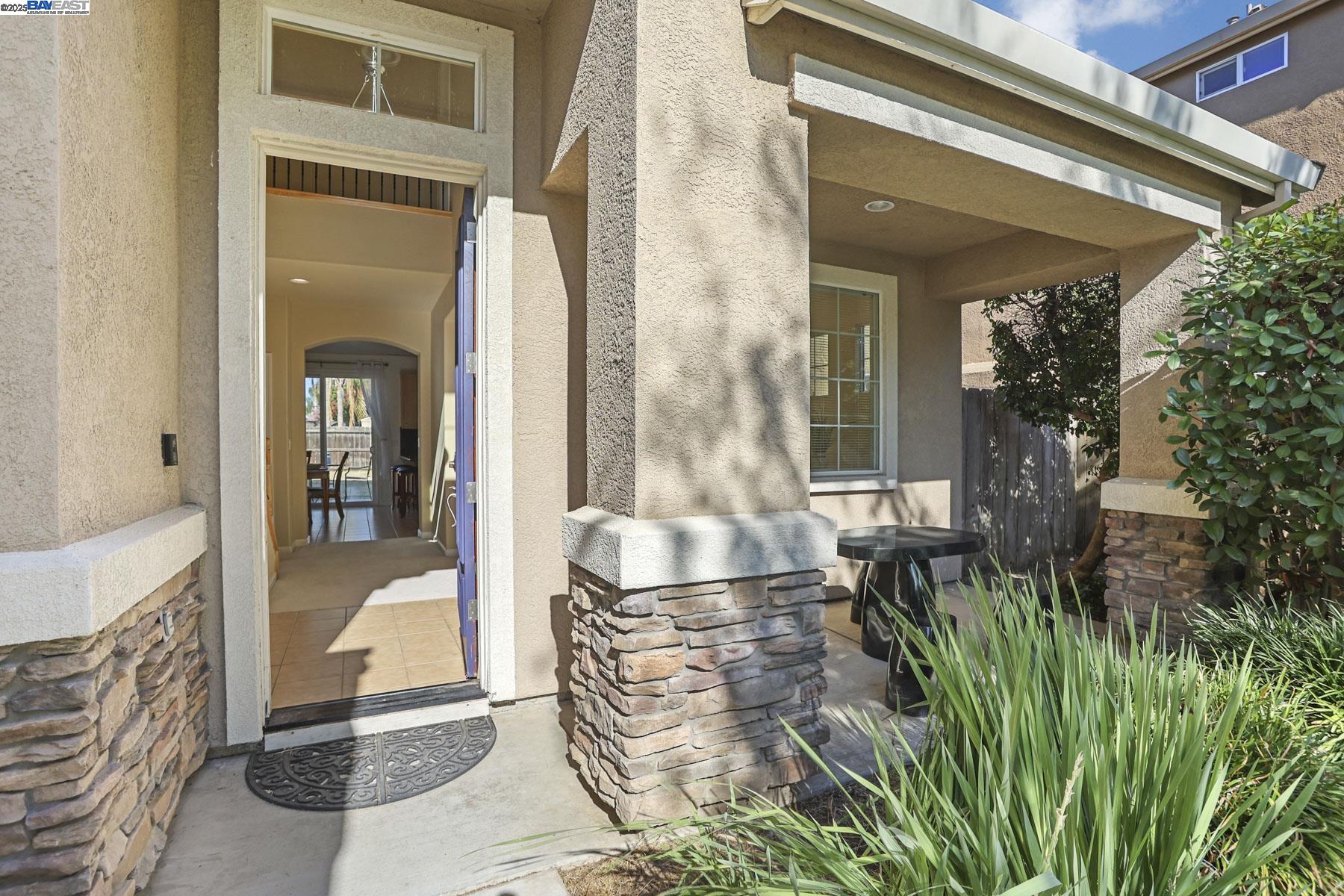 Detail Gallery Image 2 of 57 For 1962 Fountain Square Ave, Manteca,  CA 95337 - 5 Beds | 3/1 Baths