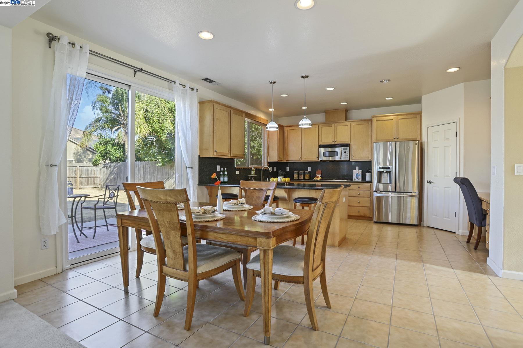 Detail Gallery Image 14 of 57 For 1962 Fountain Square Ave, Manteca,  CA 95337 - 5 Beds | 3/1 Baths