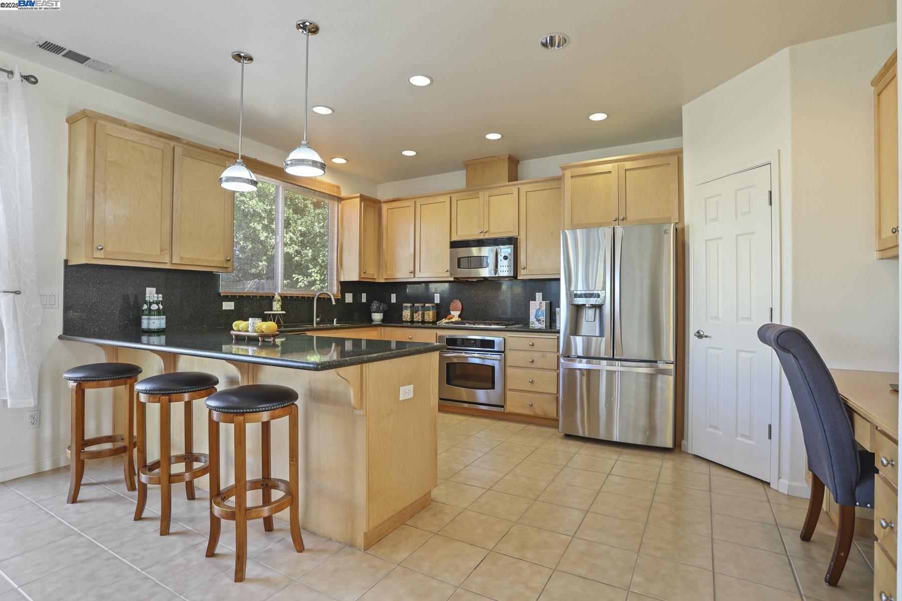 Detail Gallery Image 8 of 57 For 1962 Fountain Square Ave, Manteca,  CA 95337 - 5 Beds | 3/1 Baths