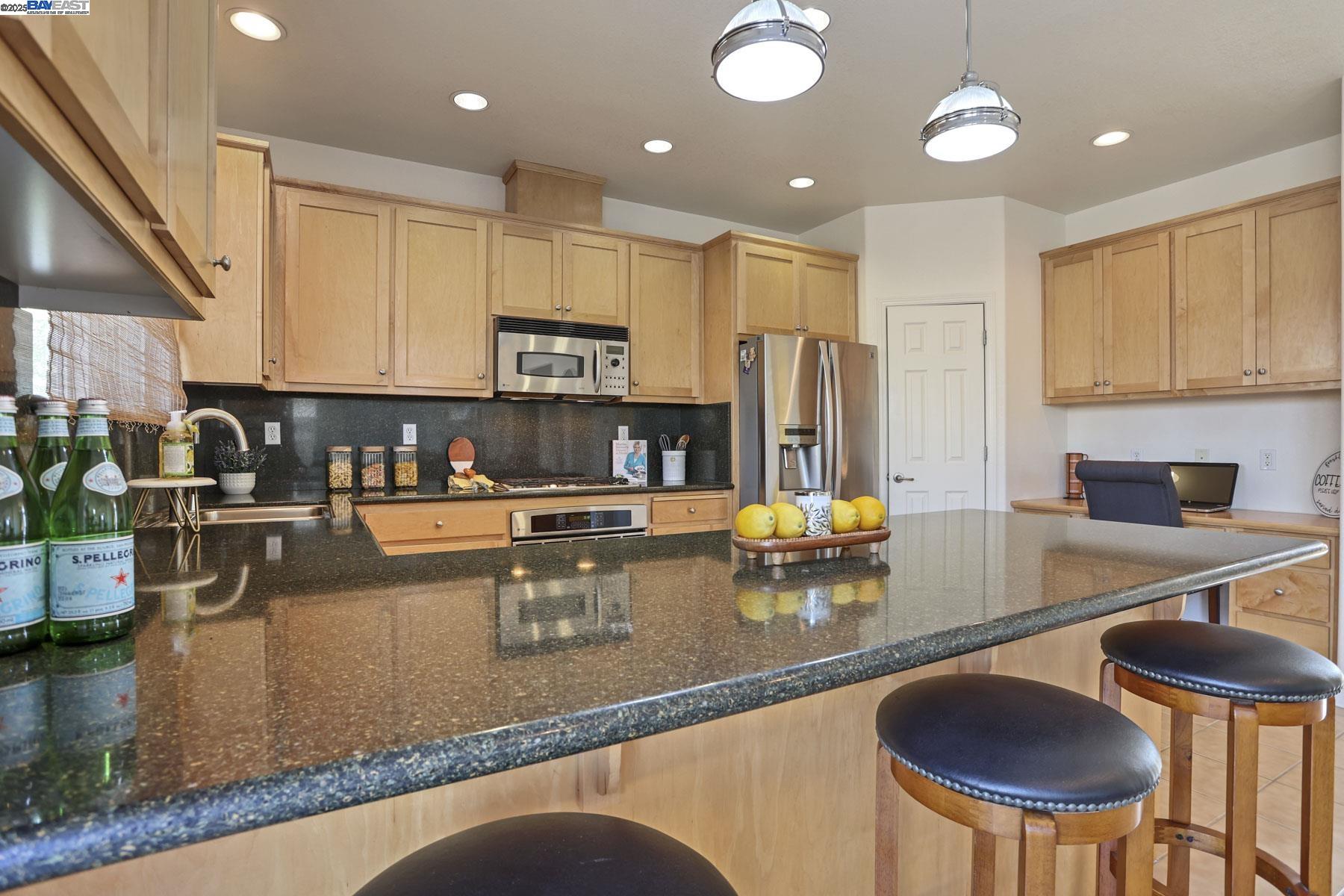 Detail Gallery Image 9 of 57 For 1962 Fountain Square Ave, Manteca,  CA 95337 - 5 Beds | 3/1 Baths