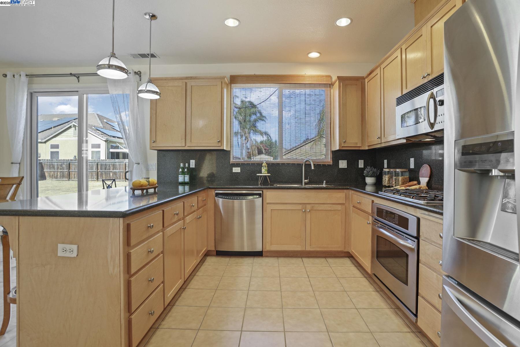 Detail Gallery Image 10 of 57 For 1962 Fountain Square Ave, Manteca,  CA 95337 - 5 Beds | 3/1 Baths