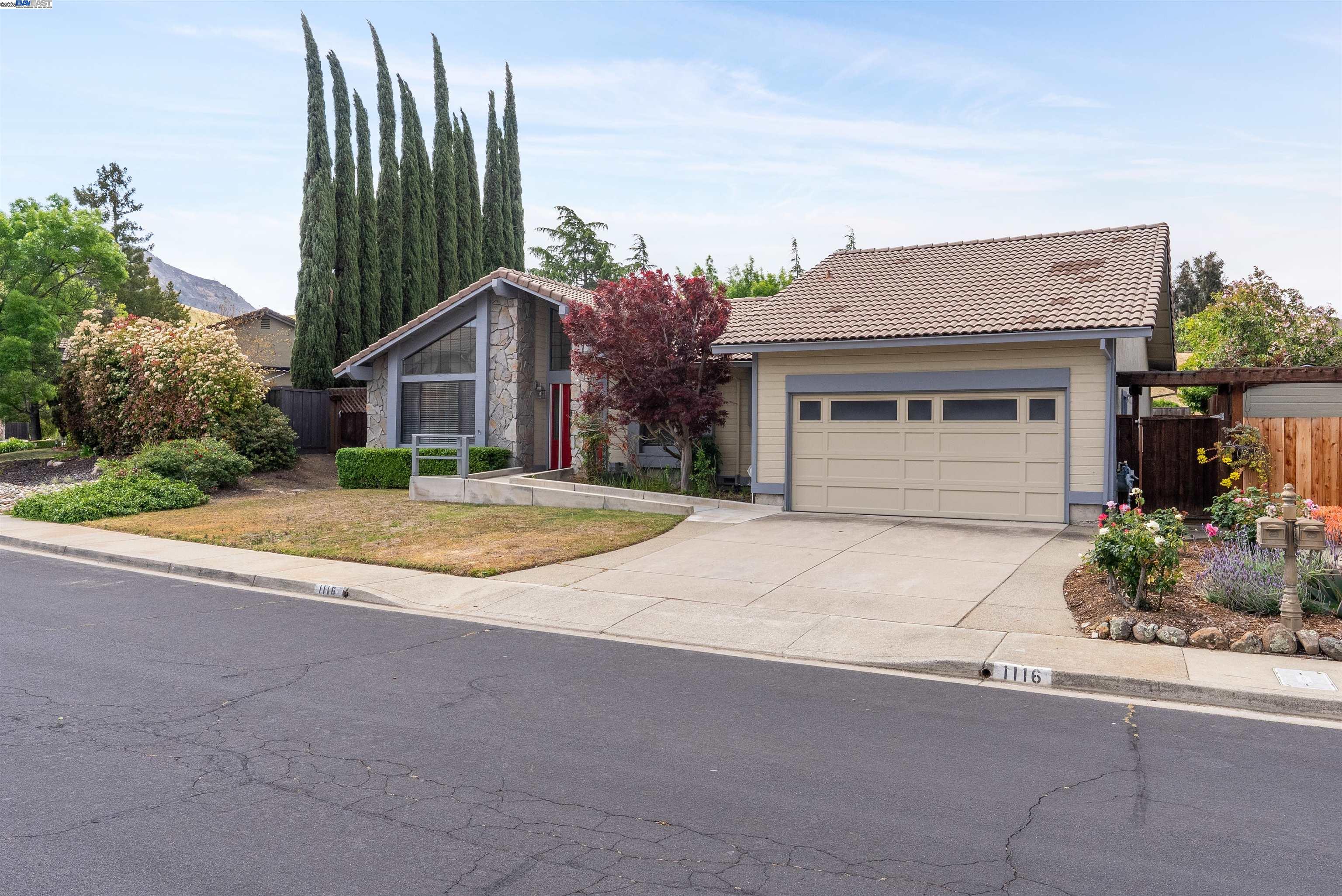 Detail Gallery Image 2 of 20 For 1116 Vista Point Ln, Concord,  CA 94521 - 4 Beds | 2/1 Baths