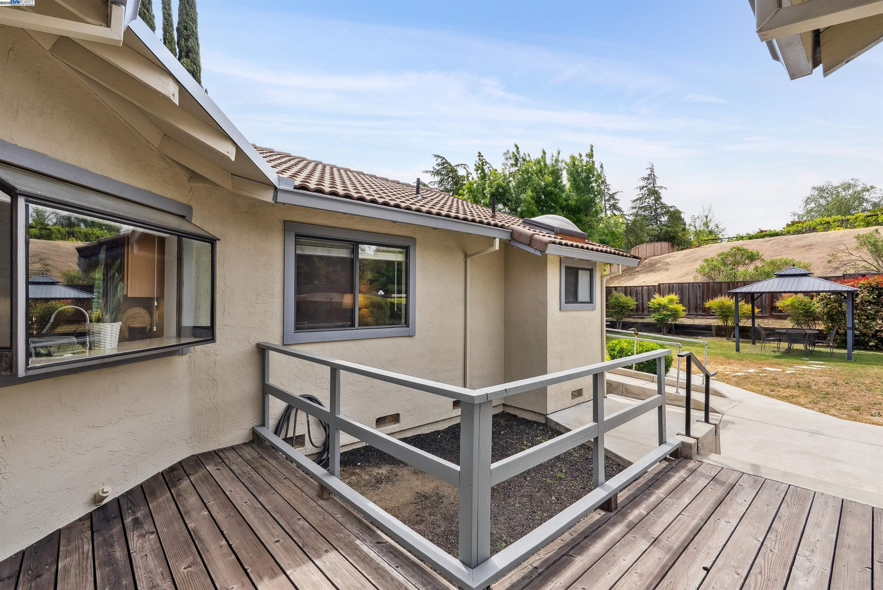 Detail Gallery Image 11 of 20 For 1116 Vista Point Ln, Concord,  CA 94521 - 4 Beds | 2/1 Baths